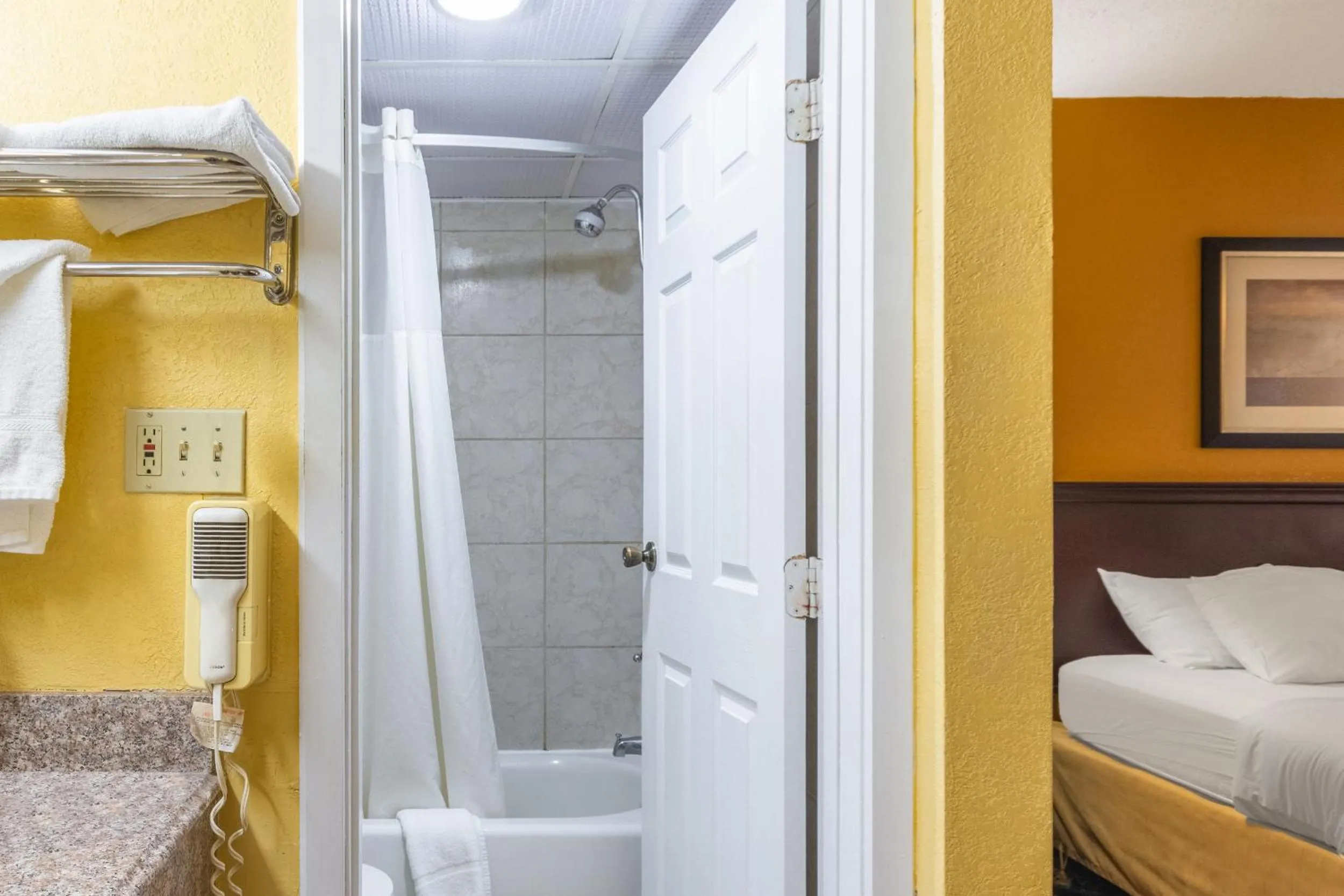 Bathroom, Bed in Americas Best Value Inn of Elk City