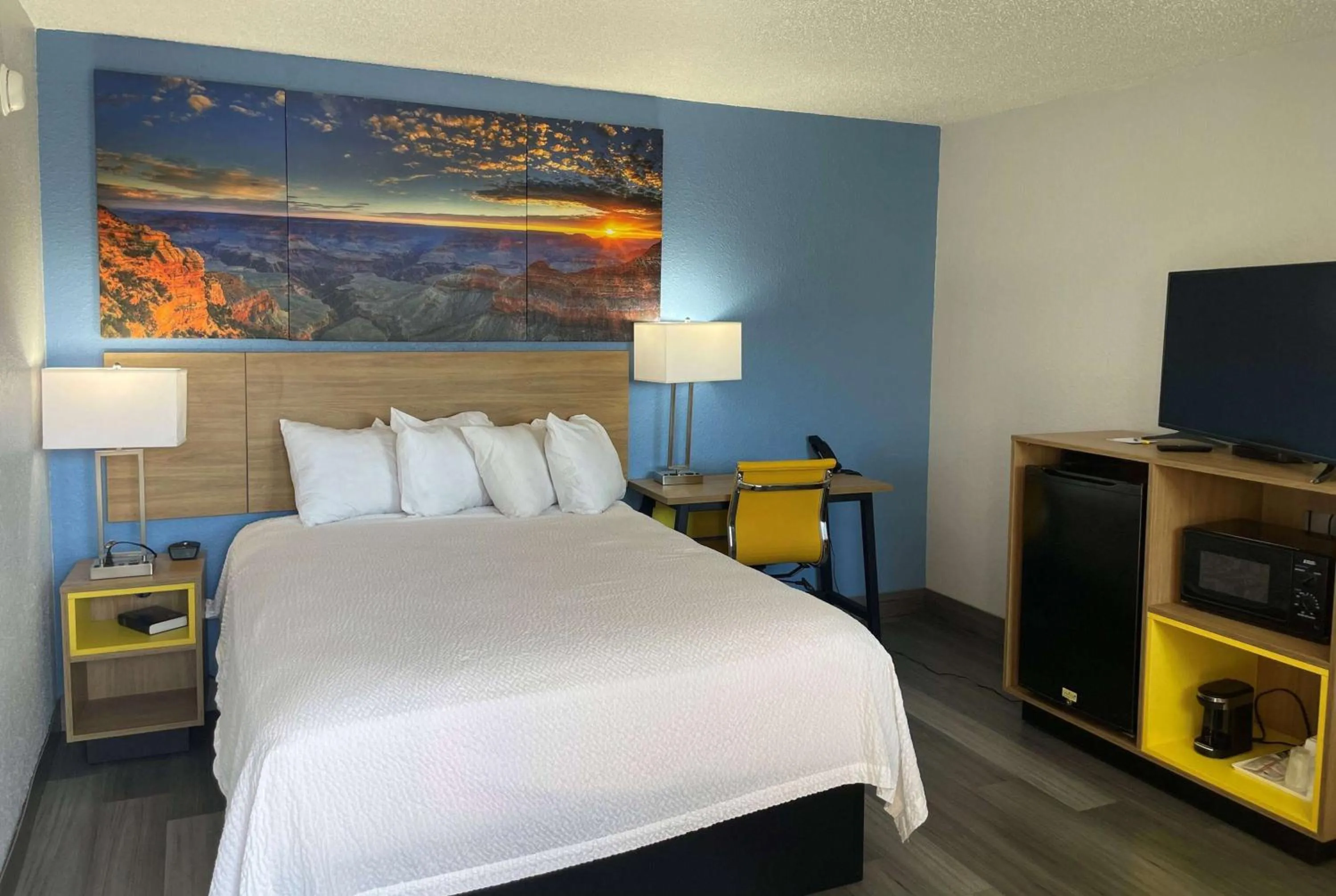 Photo of the whole room, Bed in Days Inn by Wyndham Gatesville