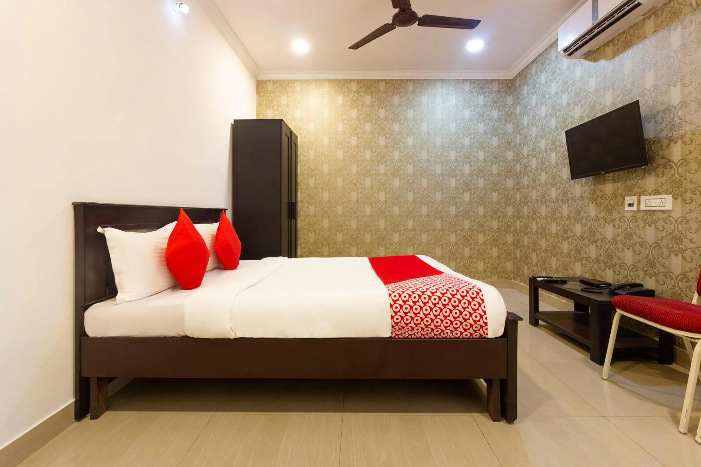 Bedroom, Bed in Hotel O Alpine Glow Heights