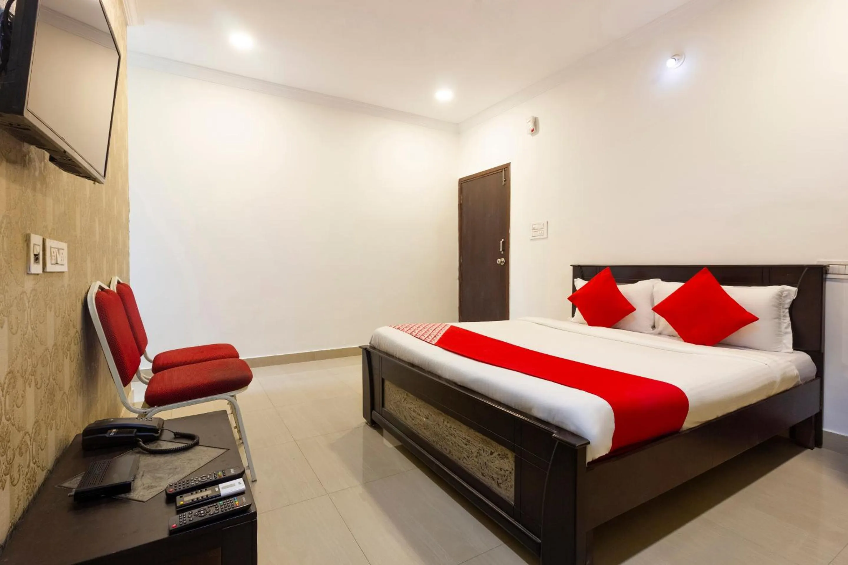 Bedroom, Bed in Hotel O Alpine Glow Heights