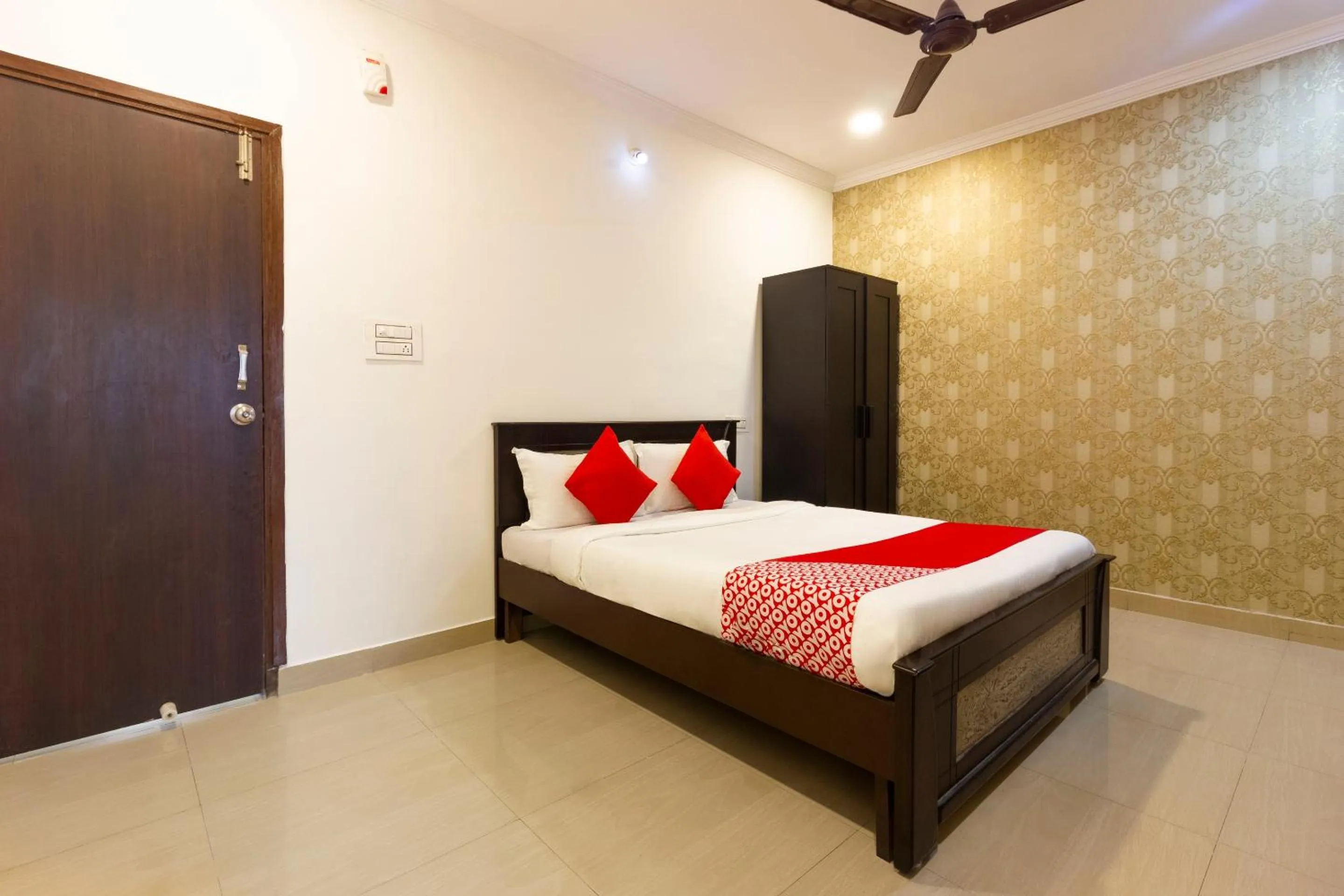 Bedroom, Bed in Hotel O Alpine Glow Heights