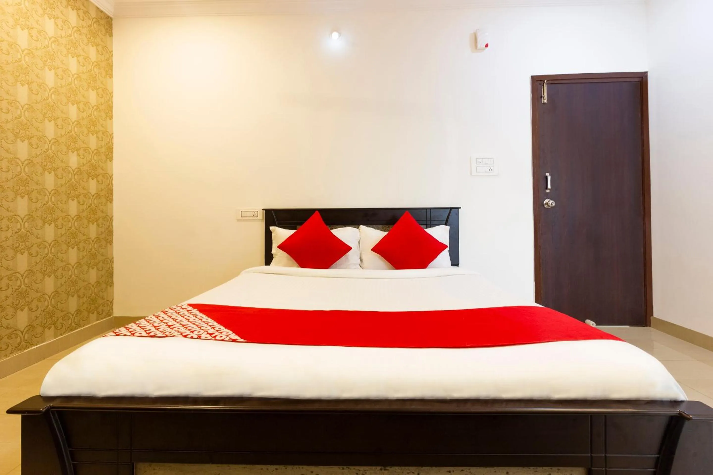 Bedroom, Bed in Hotel O Alpine Glow Heights