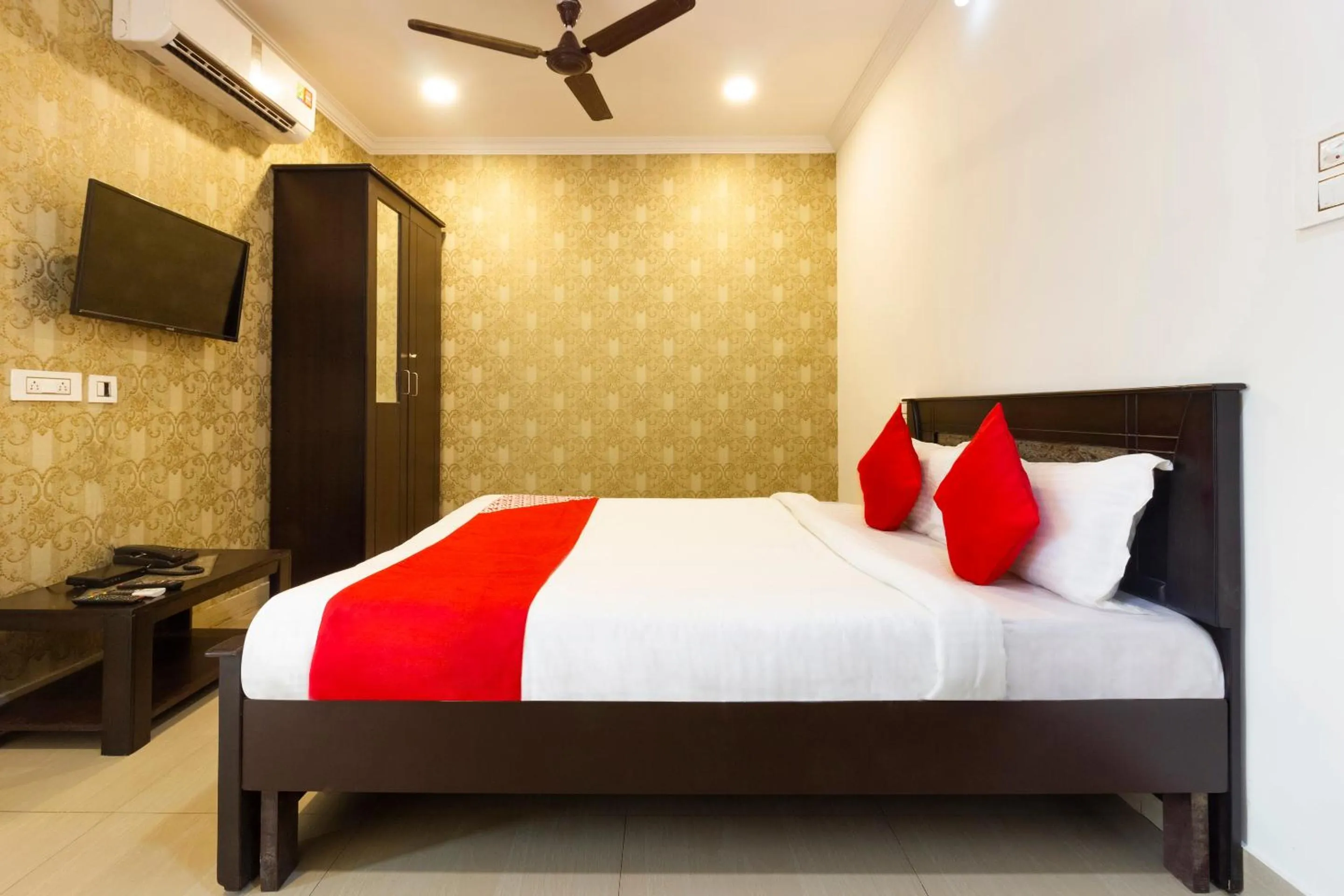 Bedroom, Bed in Hotel O Alpine Glow Heights