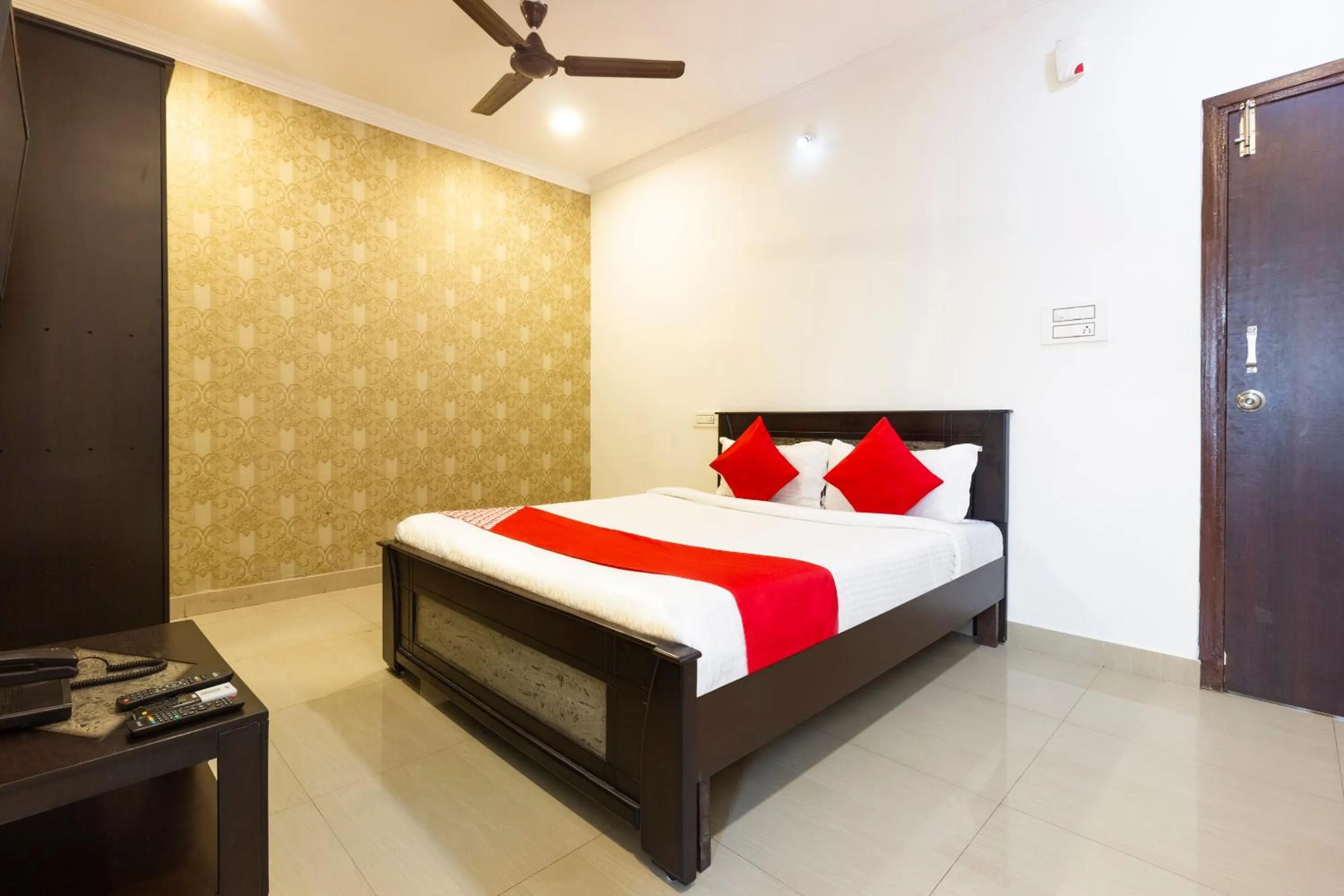 Bedroom, Bed in Hotel O Alpine Glow Heights