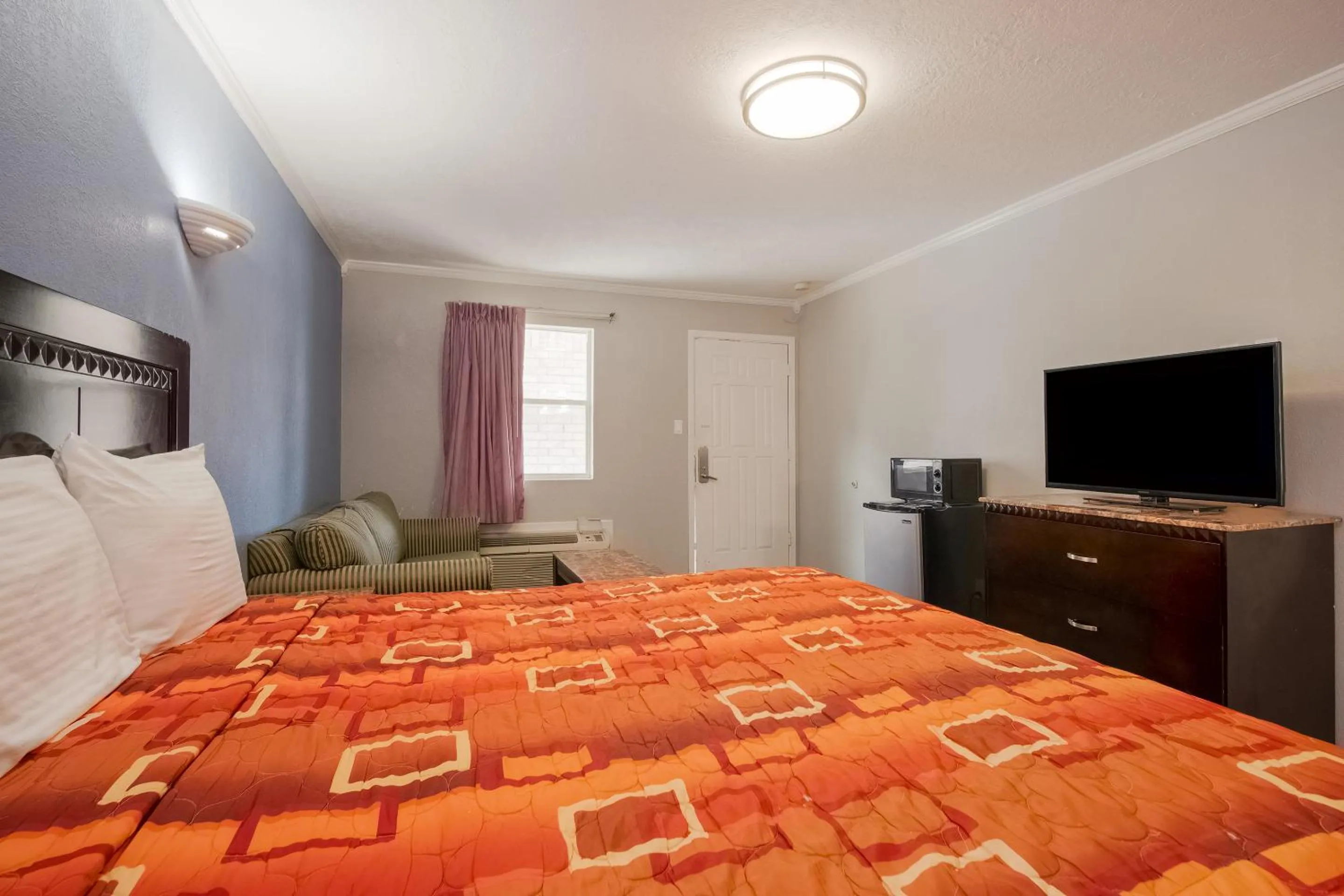 TV and multimedia, TV/Entertainment Center in OYO Hotel Houston I-69 & I-610