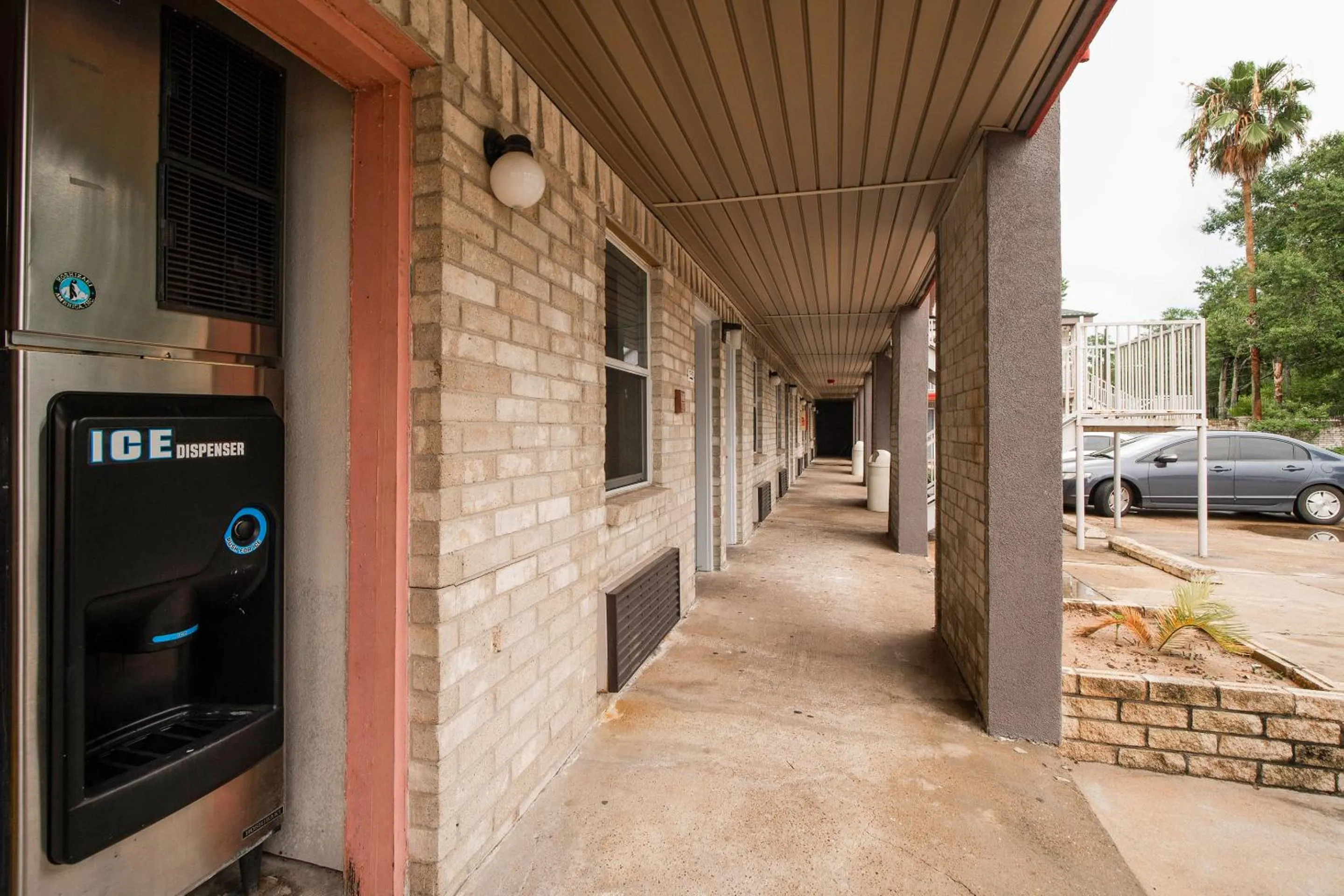 Patio in OYO Hotel Houston I-69 & I-610