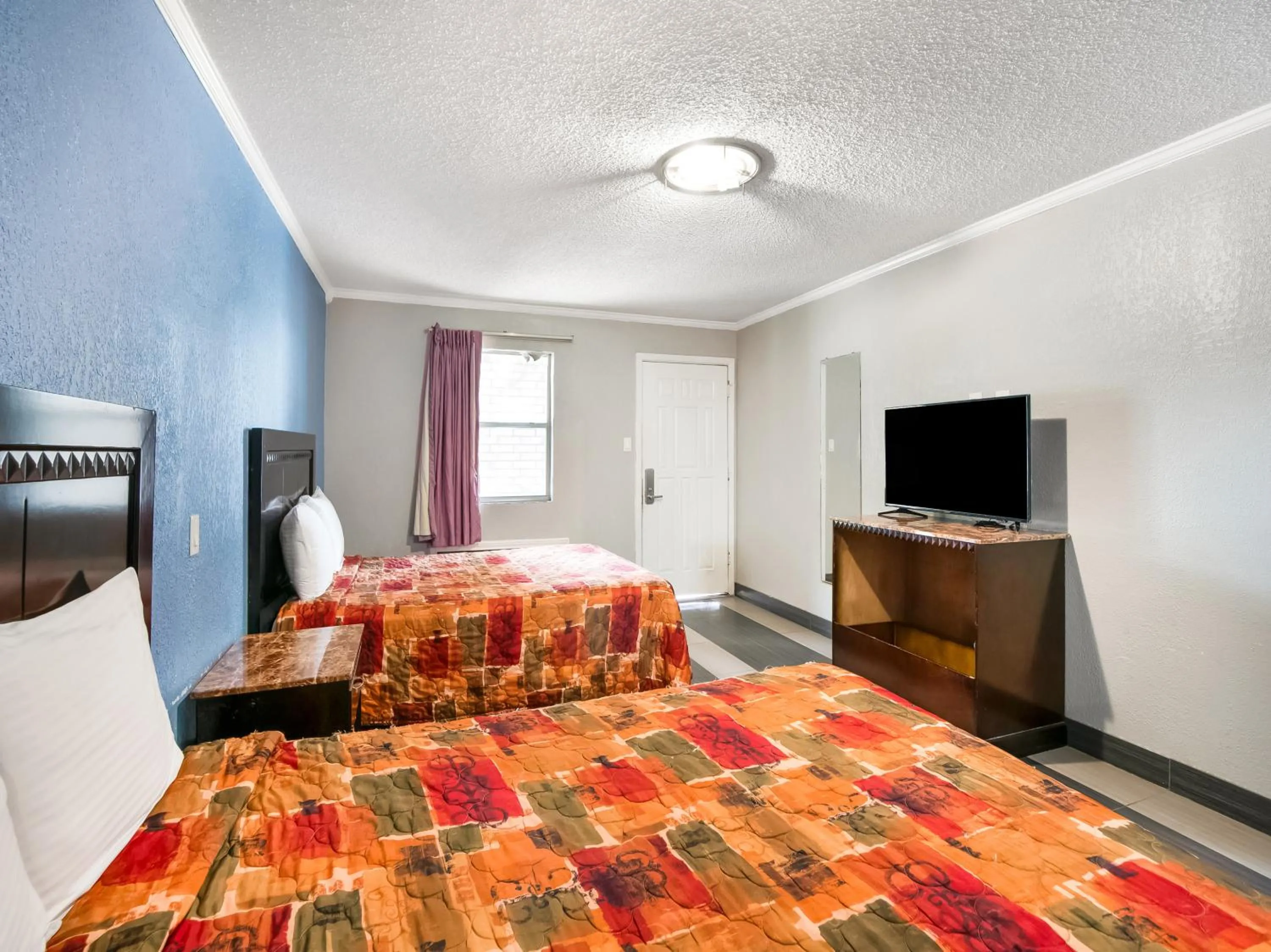 Bedroom, TV/Entertainment Center in OYO Hotel Houston I-69 & I-610