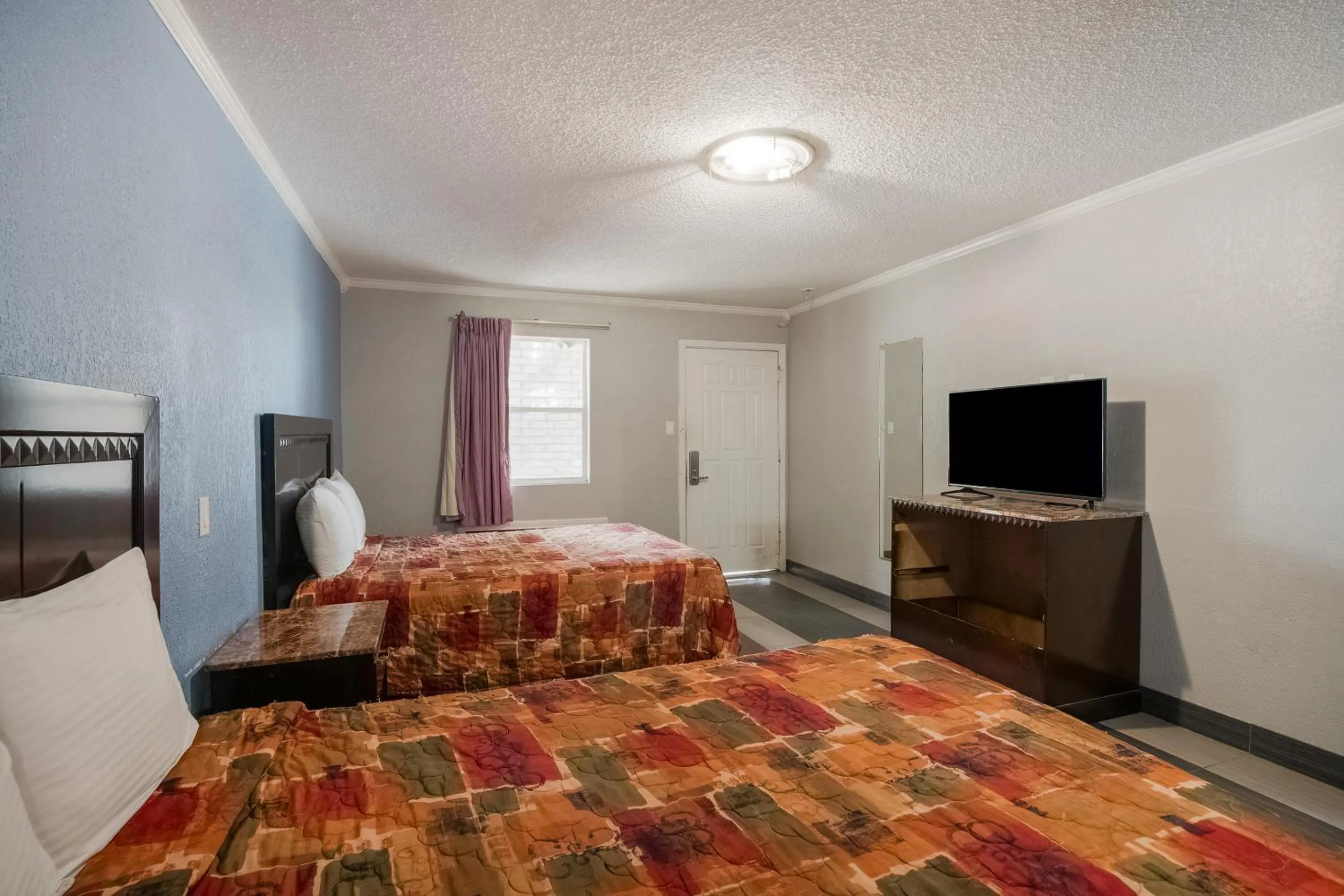 Bedroom, TV/Entertainment Center in OYO Hotel Houston I-69 & I-610