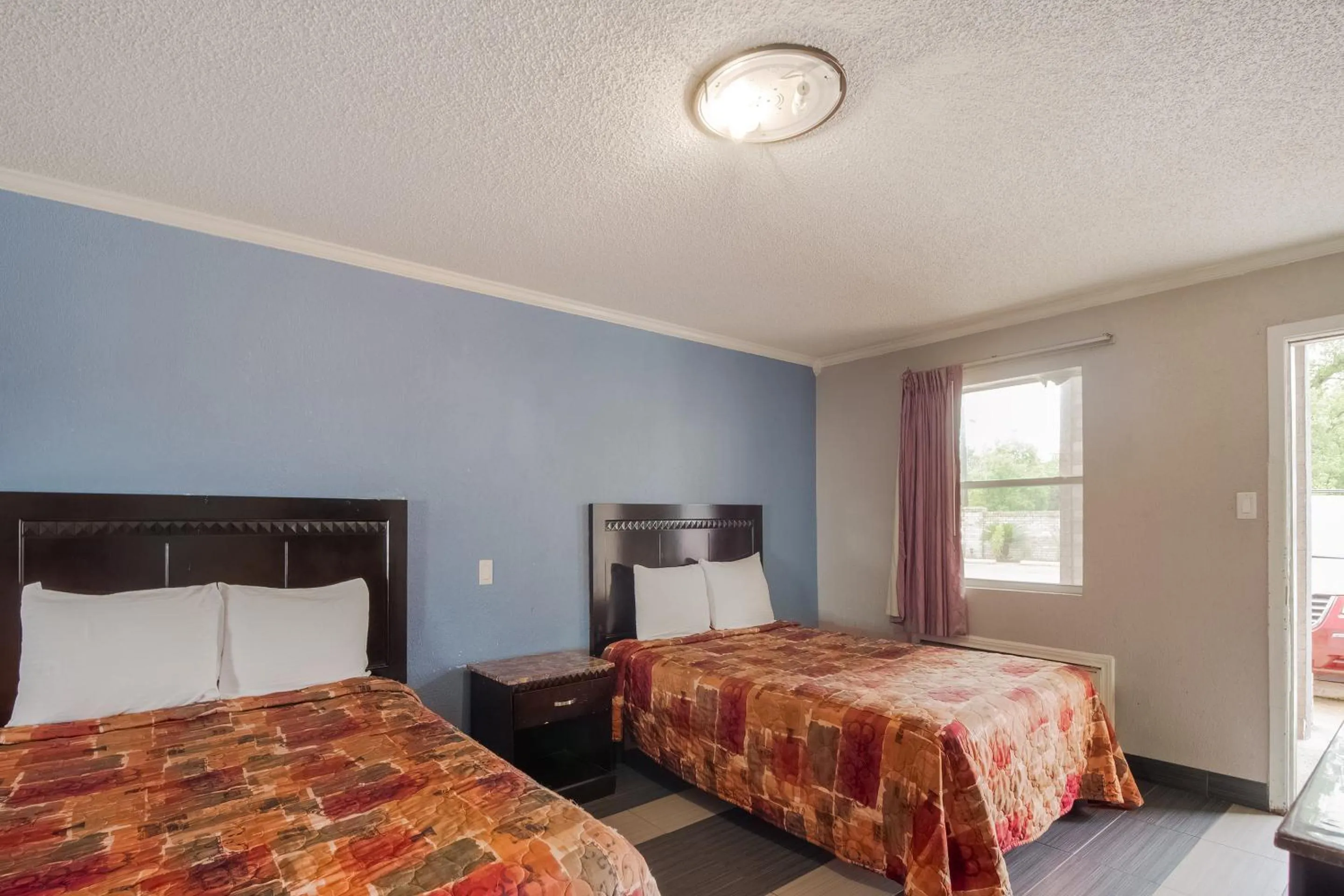 Bedroom in OYO Hotel Houston I-69 & I-610