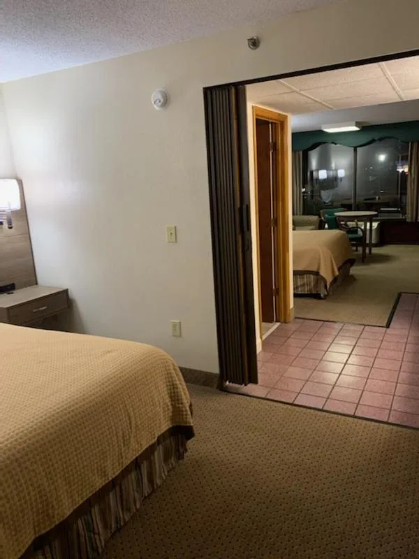 Bed in Riverside Motor Lodge - Pigeon Forge