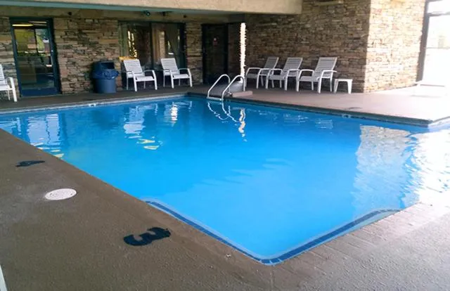Swimming pool in Riverside Motor Lodge - Pigeon Forge