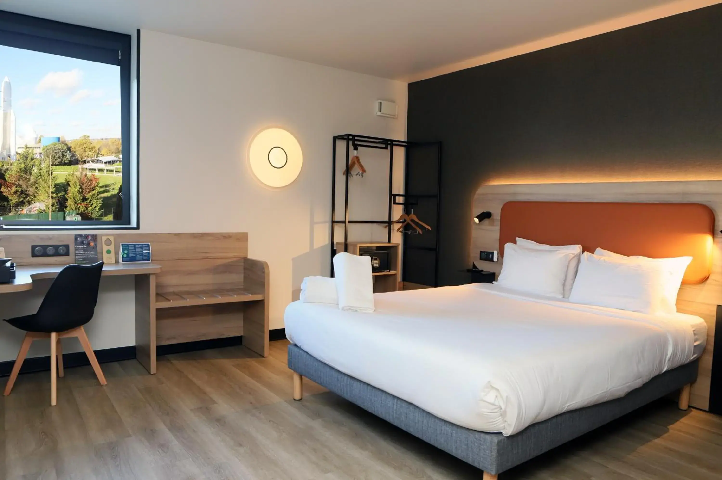 Photo of the whole room, Bed in Campanile Toulouse Balma - Cité de l'Espace Photo of the whole room, Bed in Campanile Toulouse Balma - Cité de l'Espace