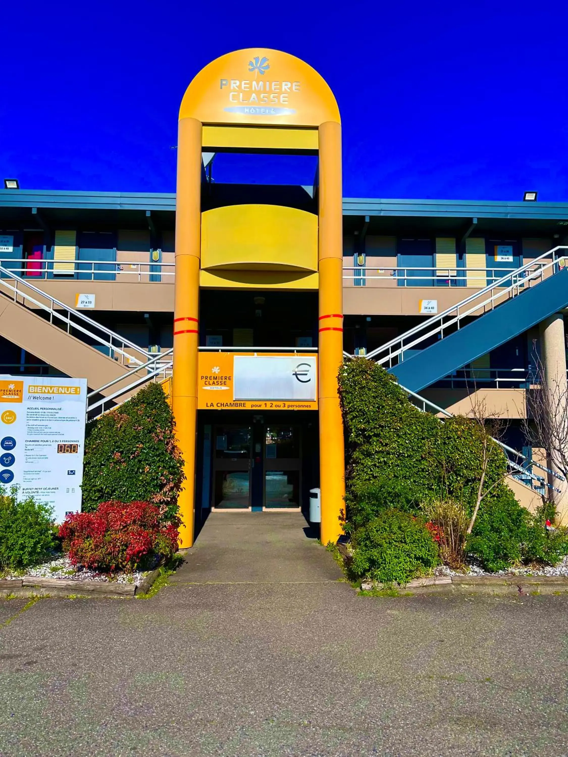 Facade/entrance in Premiere Classe Toulouse Ouest -Blagnac Aéroport Facade/entrance in Premiere Classe Toulouse Ouest -Blagnac Aéroport
