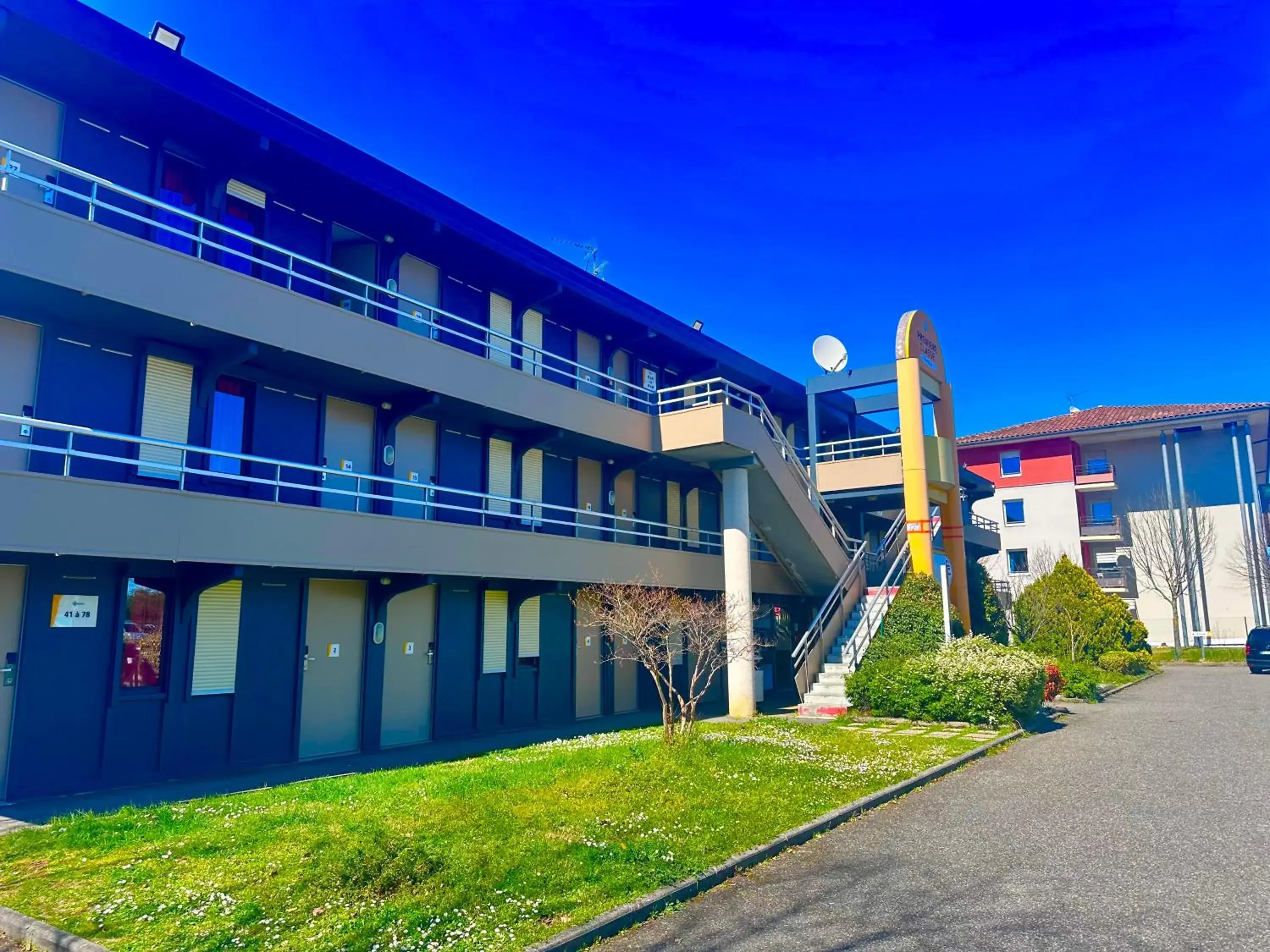 Property building in Premiere Classe Toulouse Ouest -Blagnac Aéroport Property building in Premiere Classe Toulouse Ouest -Blagnac Aéroport