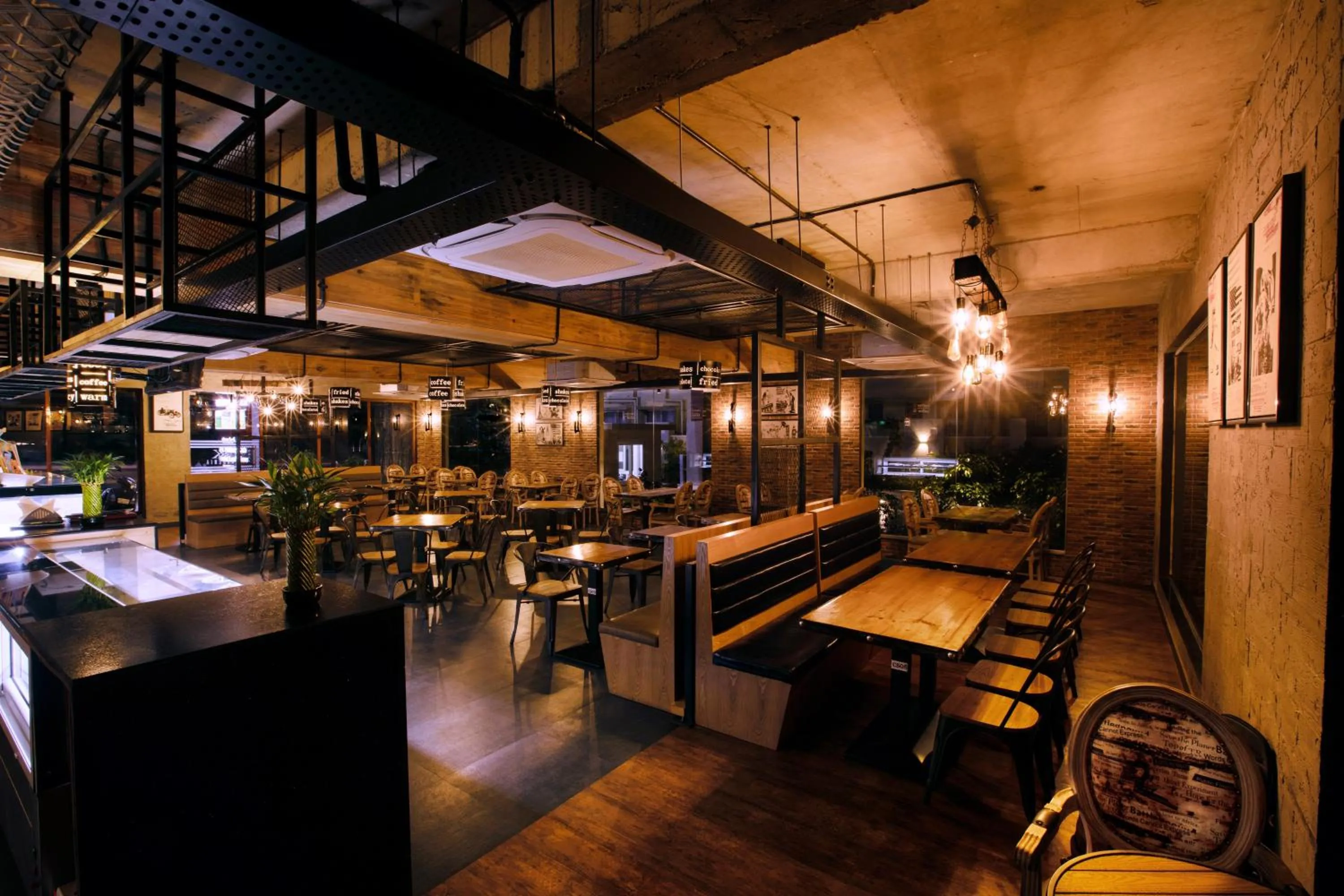 Restaurant/places to eat in Hotel RK Gardenia