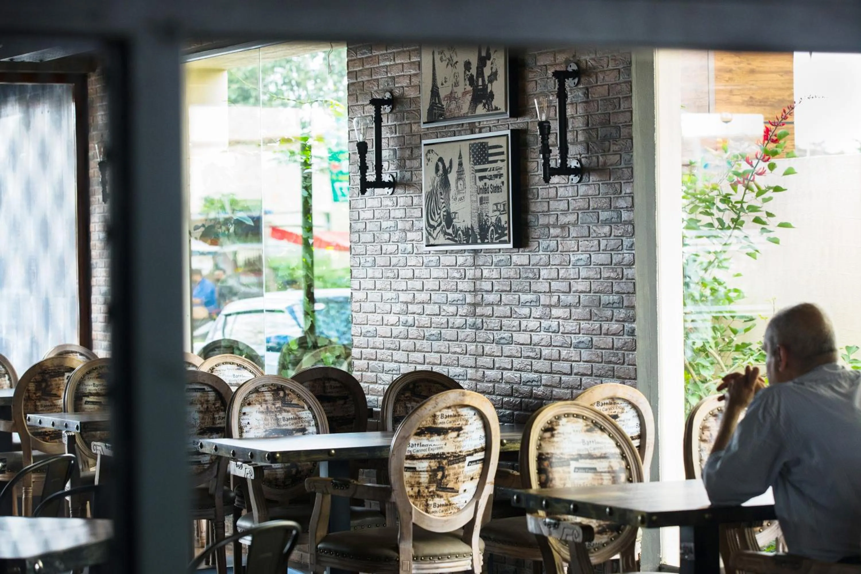 Restaurant/places to eat in Hotel RK Gardenia