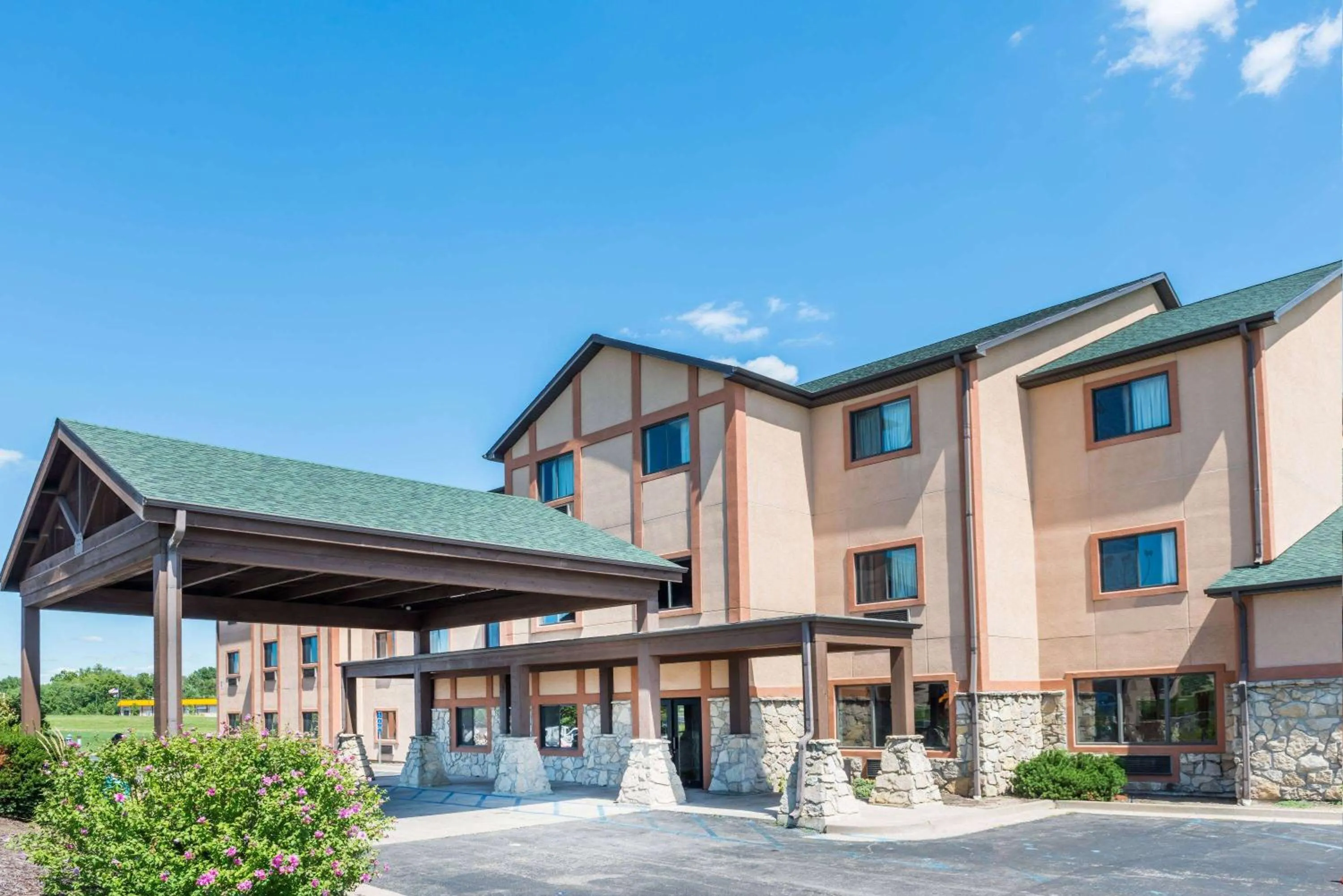 Property building in Super 8 by Wyndham Columbia East