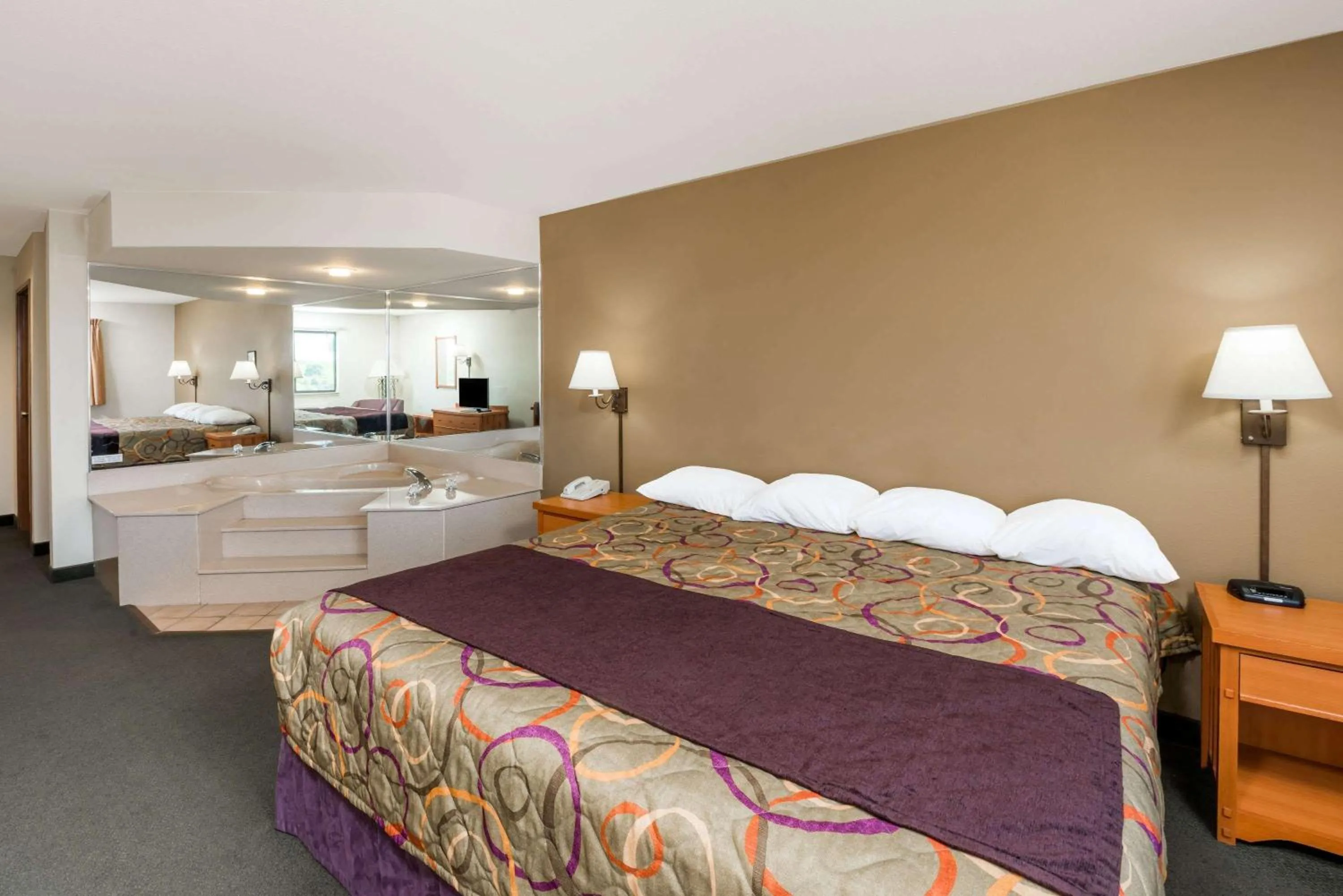 Photo of the whole room, Bed in Super 8 by Wyndham Columbia East