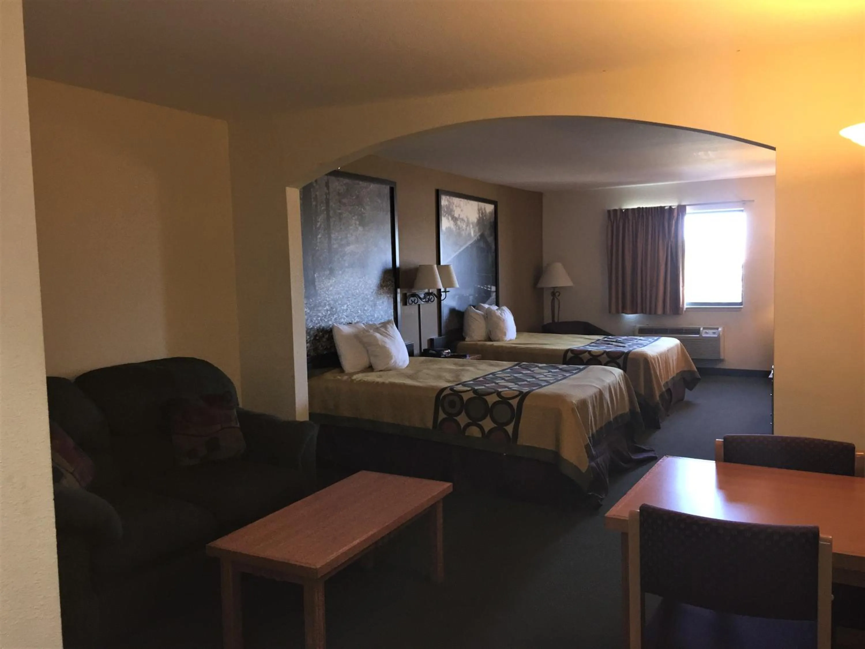 Living room, Bed in Super 8 by Wyndham Columbia East