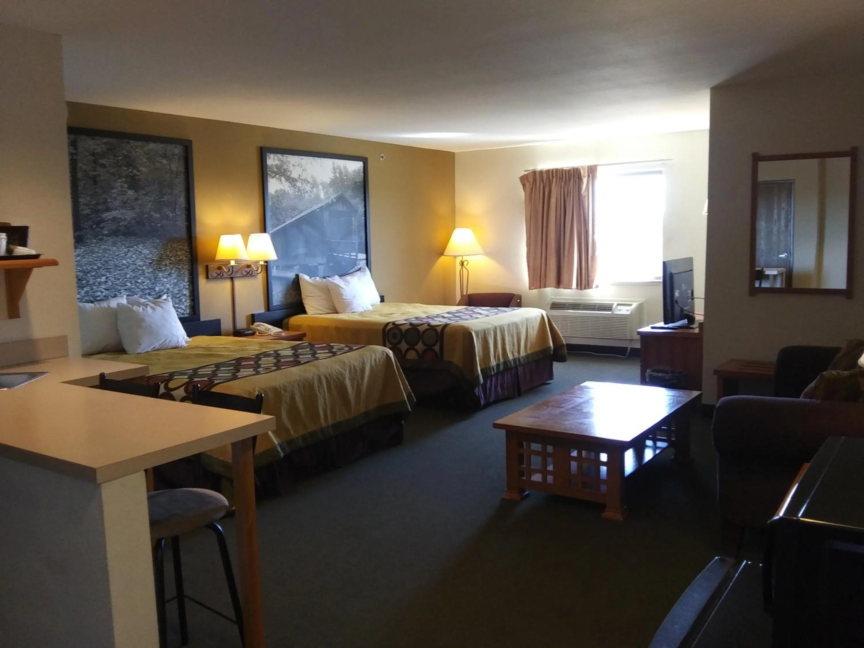 Bedroom, Bed in Super 8 by Wyndham Columbia East