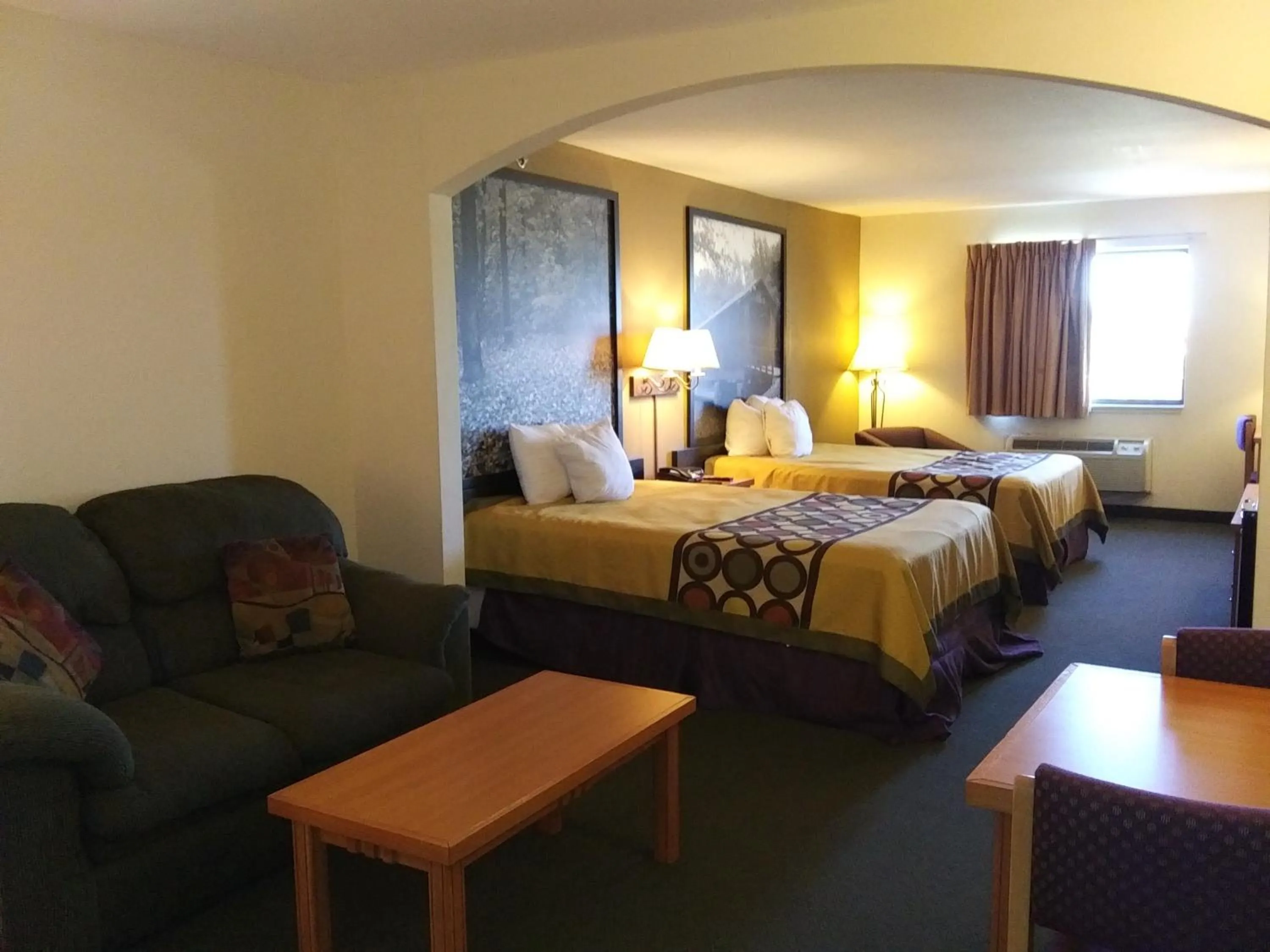 Bedroom, Bed in Super 8 by Wyndham Columbia East