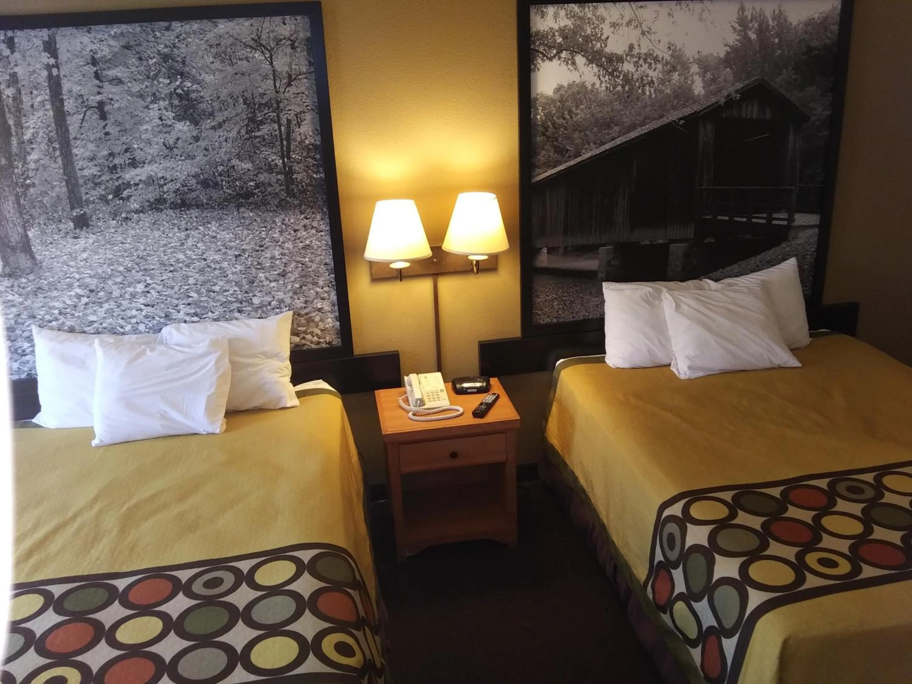 Bedroom, Bed in Super 8 by Wyndham Columbia East