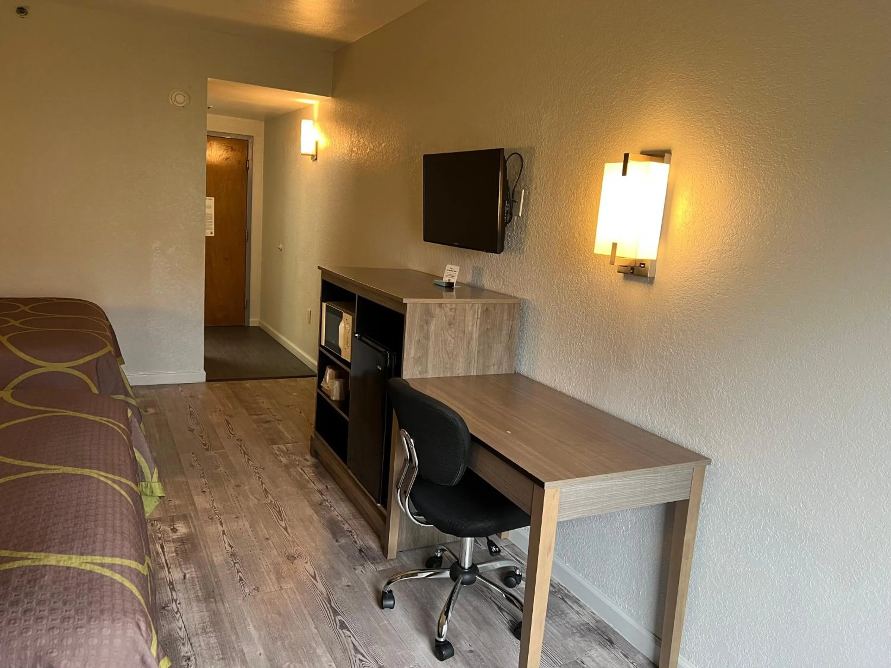 Bedroom in Super 8 by Wyndham Clemmons - Bermuda Run - Winston-Salem I-40