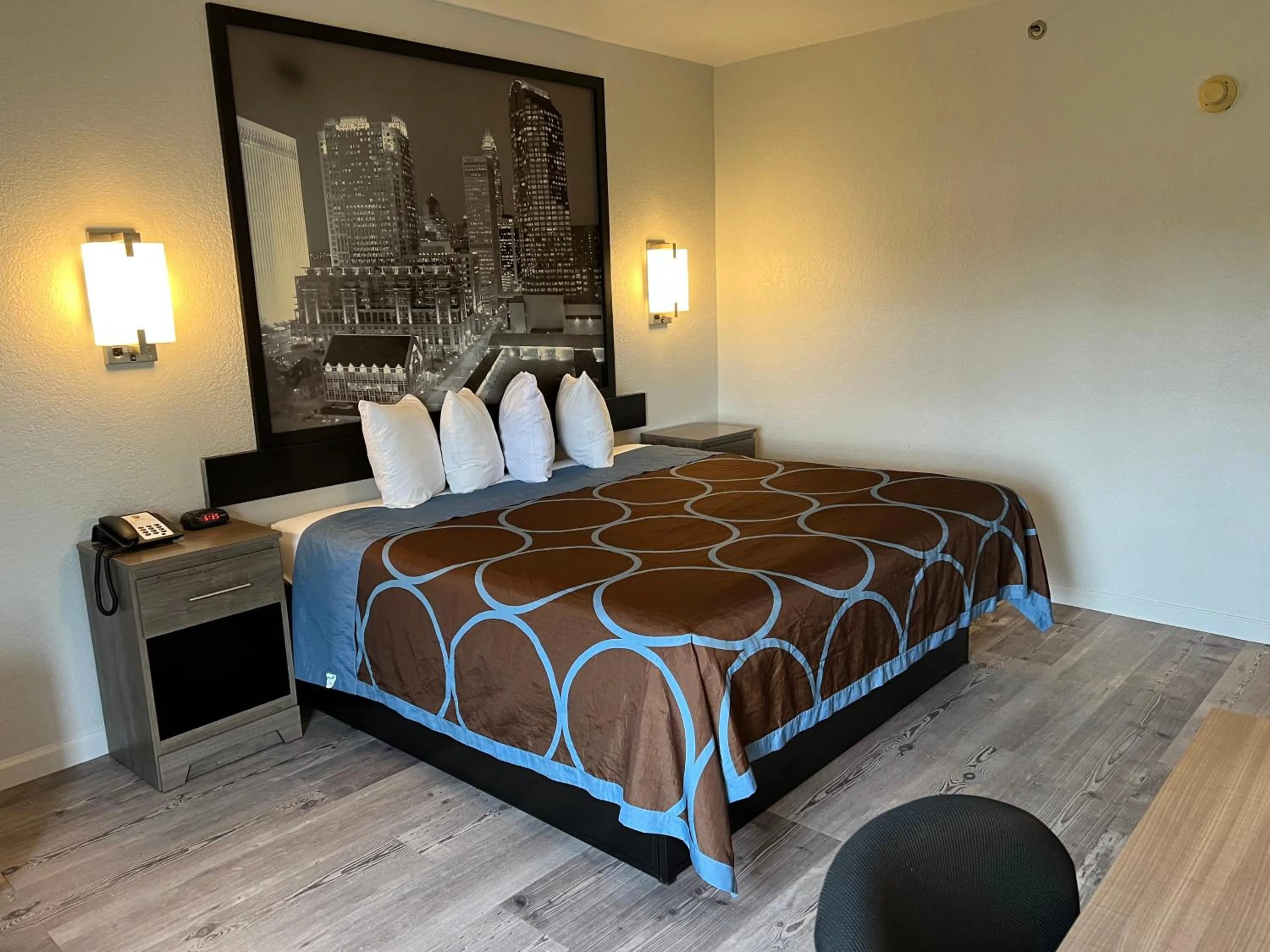 View (from property/room), Bed in Super 8 by Wyndham Clemmons - Bermuda Run - Winston-Salem I-40