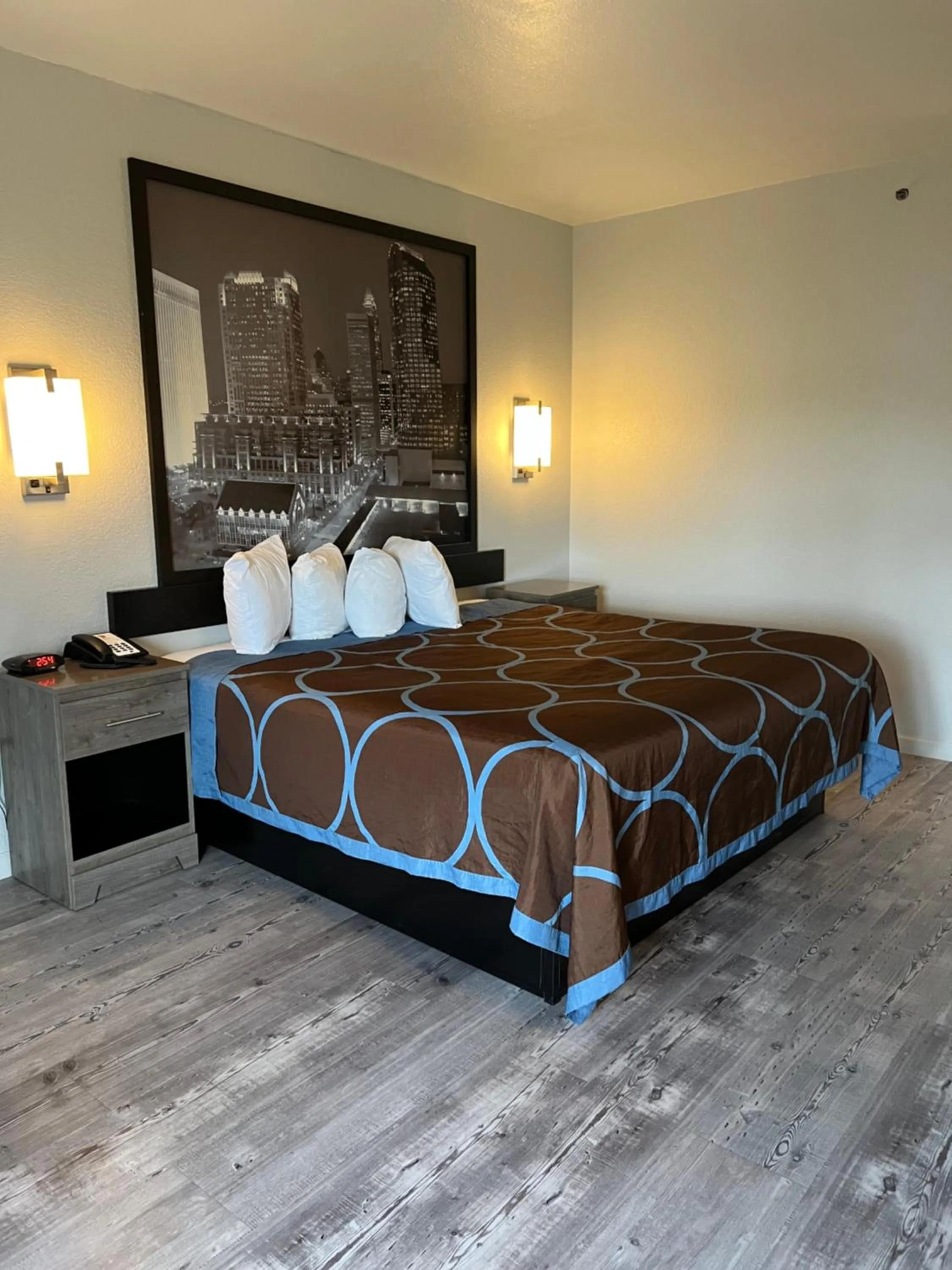 View (from property/room), Bed in Super 8 by Wyndham Clemmons - Bermuda Run - Winston-Salem I-40