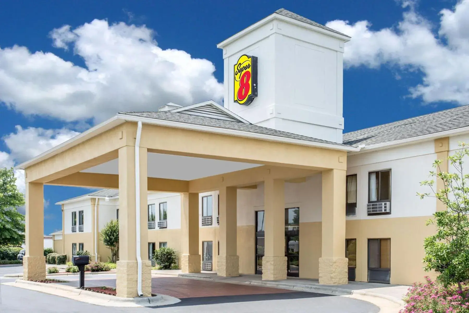 Property building in Super 8 by Wyndham Clemmons - Bermuda Run - Winston-Salem I-40 Property building in Super 8 by Wyndham Clemmons - Bermuda Run - Winston-Salem I-40