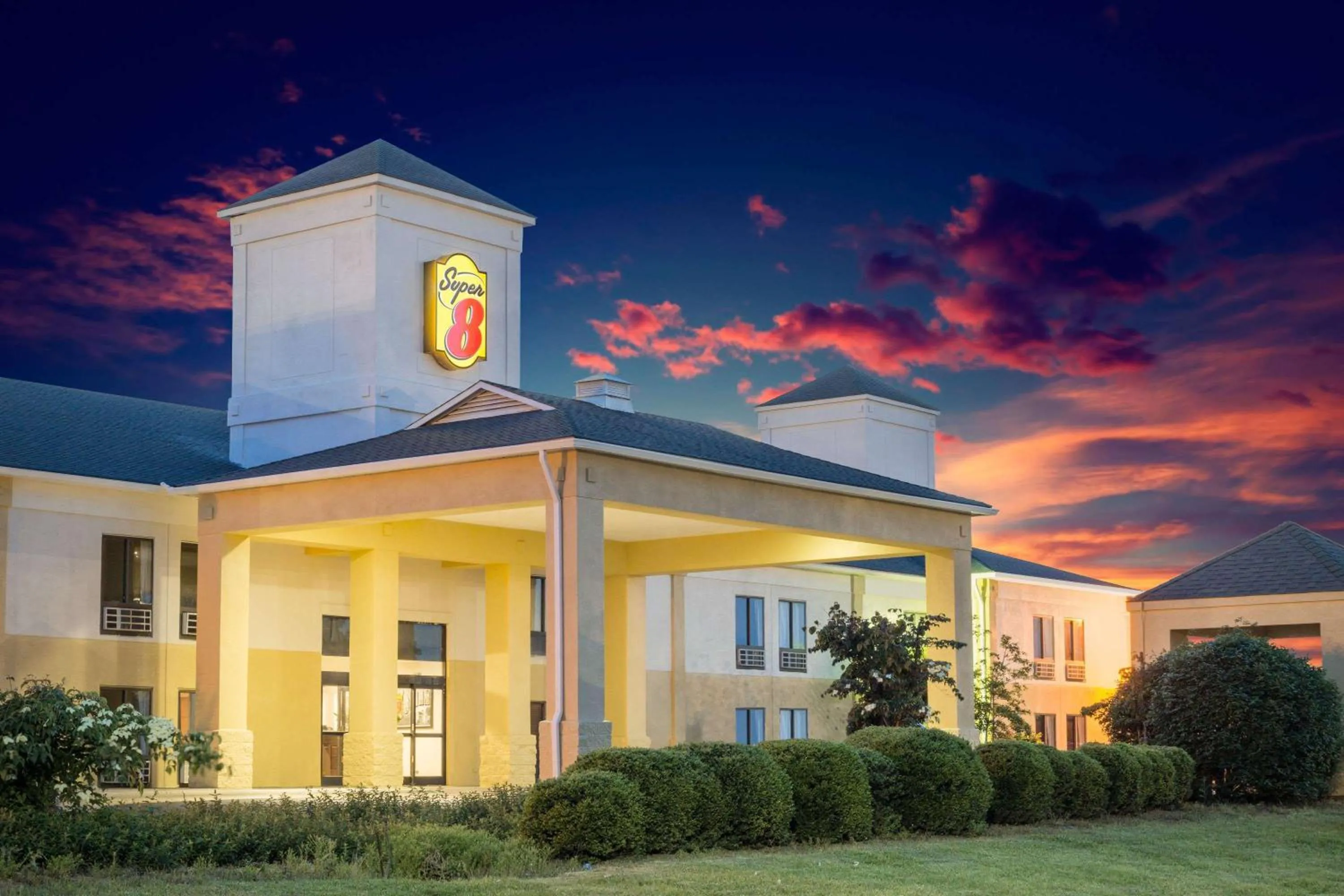 Property building in Super 8 by Wyndham Clemmons - Bermuda Run - Winston-Salem I-40