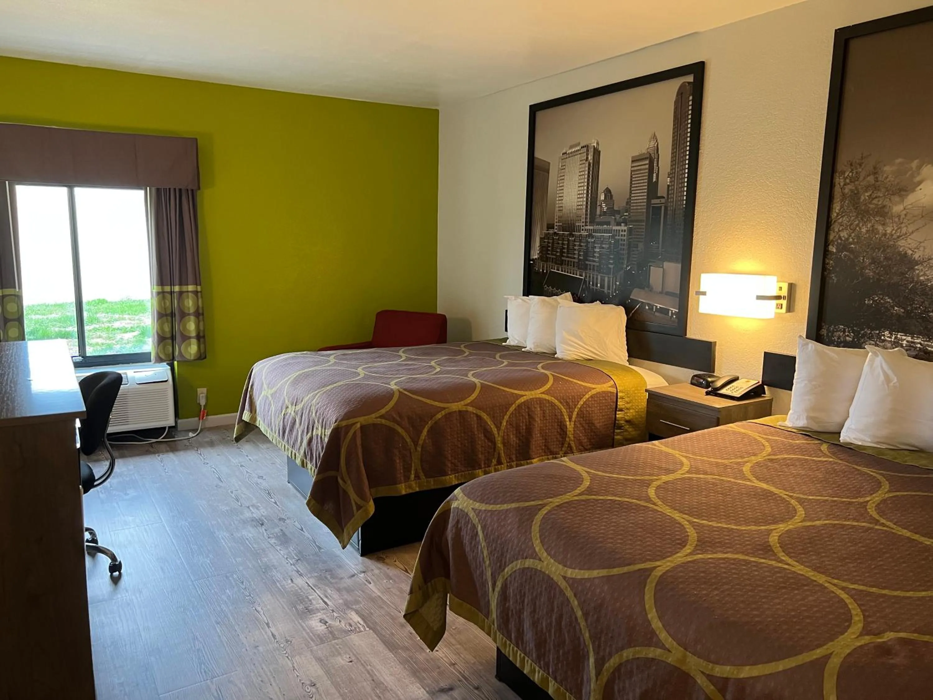 View (from property/room), Bed in Super 8 by Wyndham Clemmons - Bermuda Run - Winston-Salem I-40