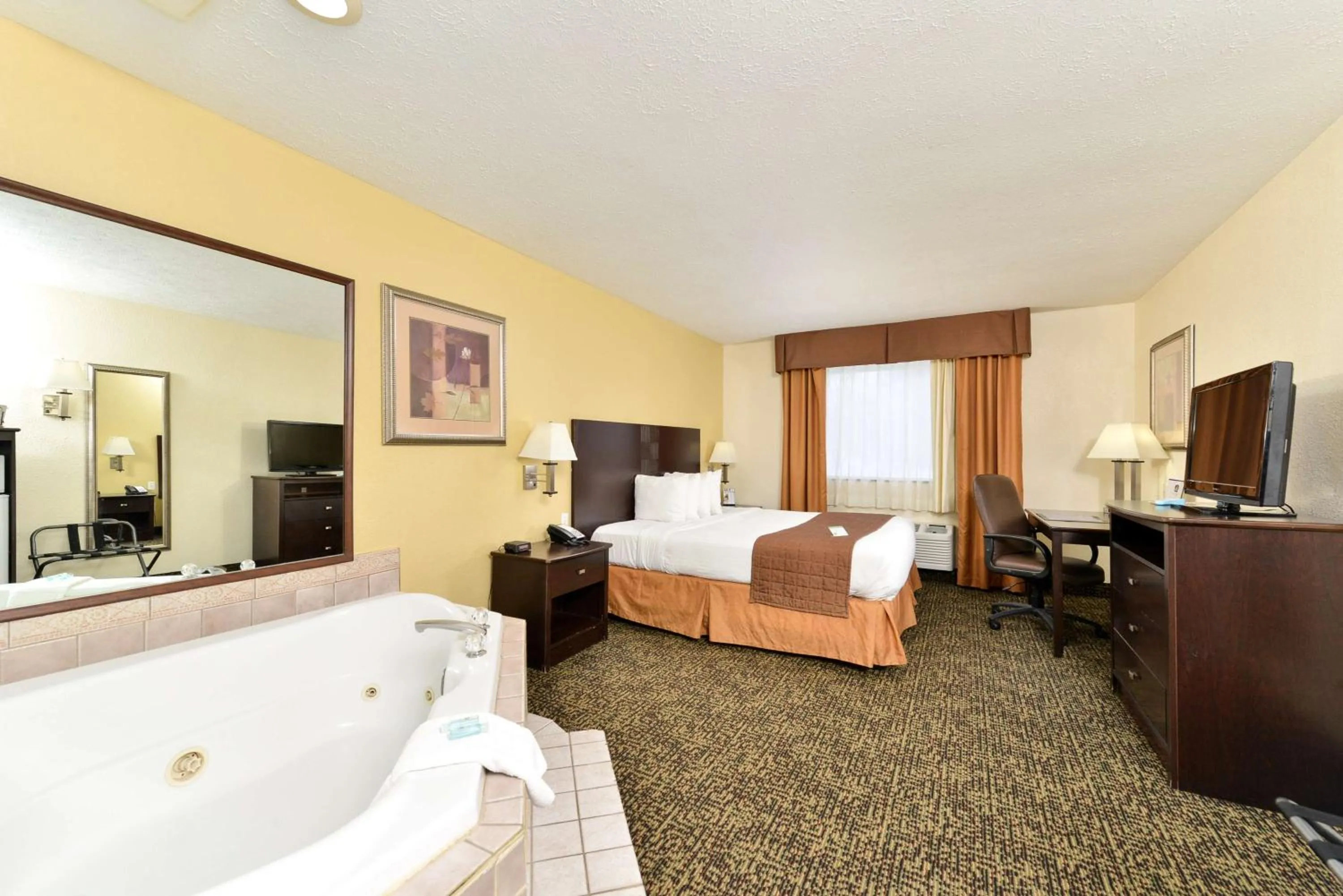 Photo of the whole room, Bed in Best Western Elyria