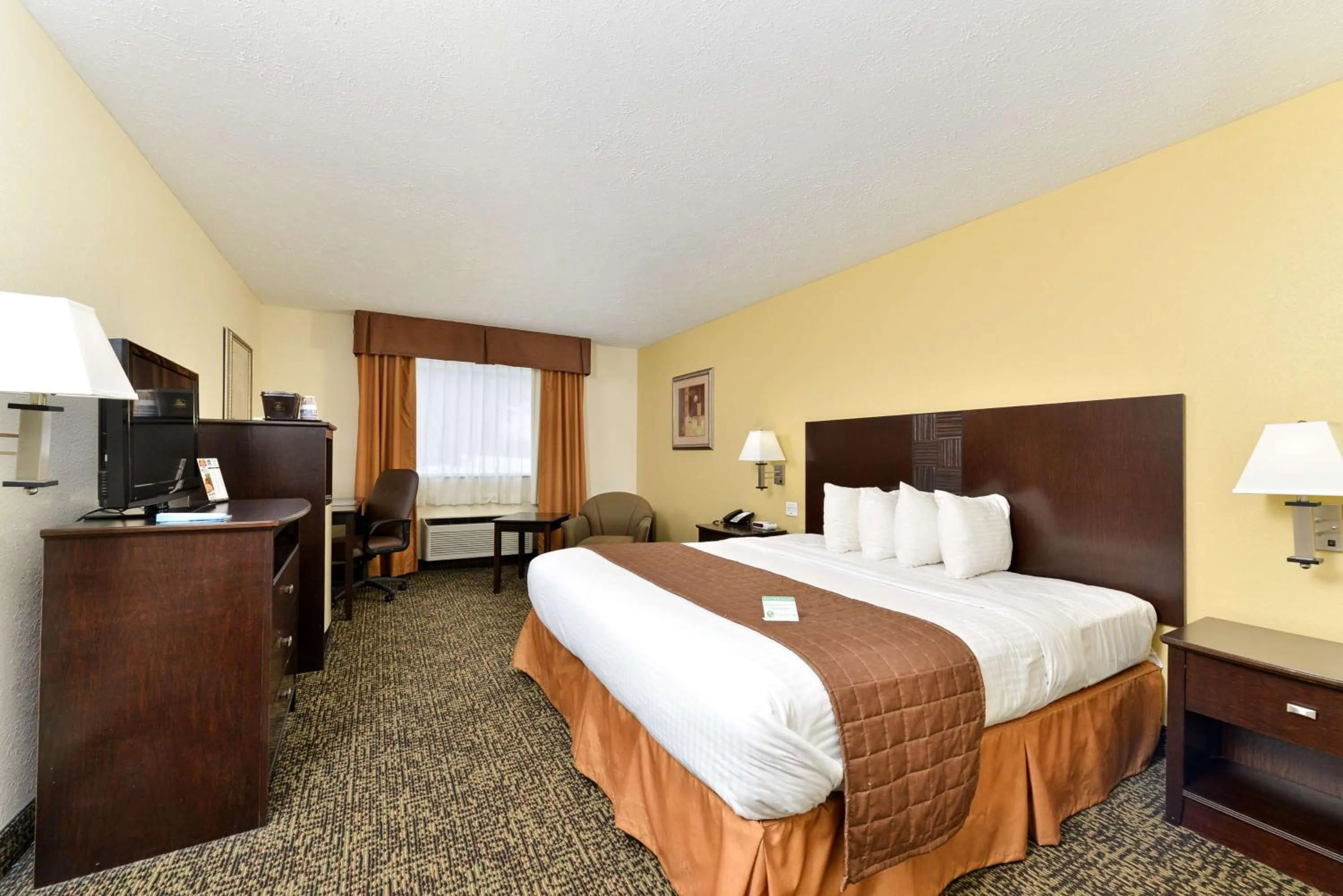 Photo of the whole room, Bed in Best Western Elyria