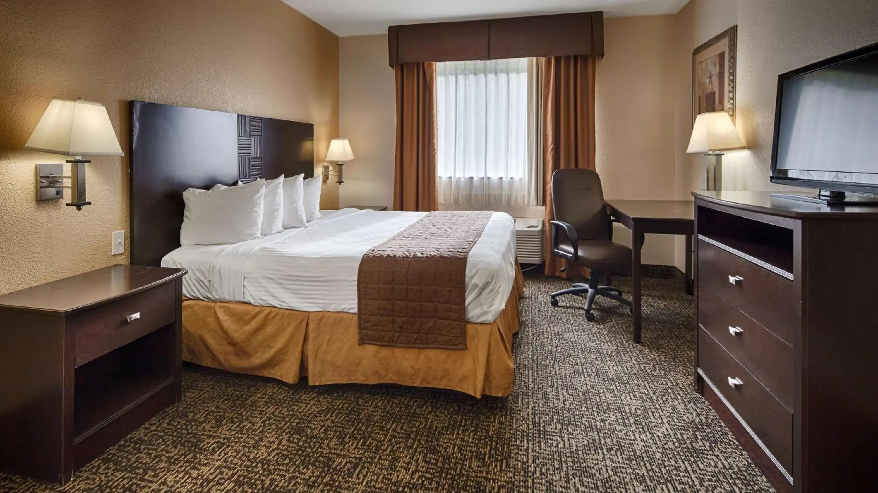 Photo of the whole room, Bed in Best Western Elyria Photo of the whole room, Bed in Best Western Elyria