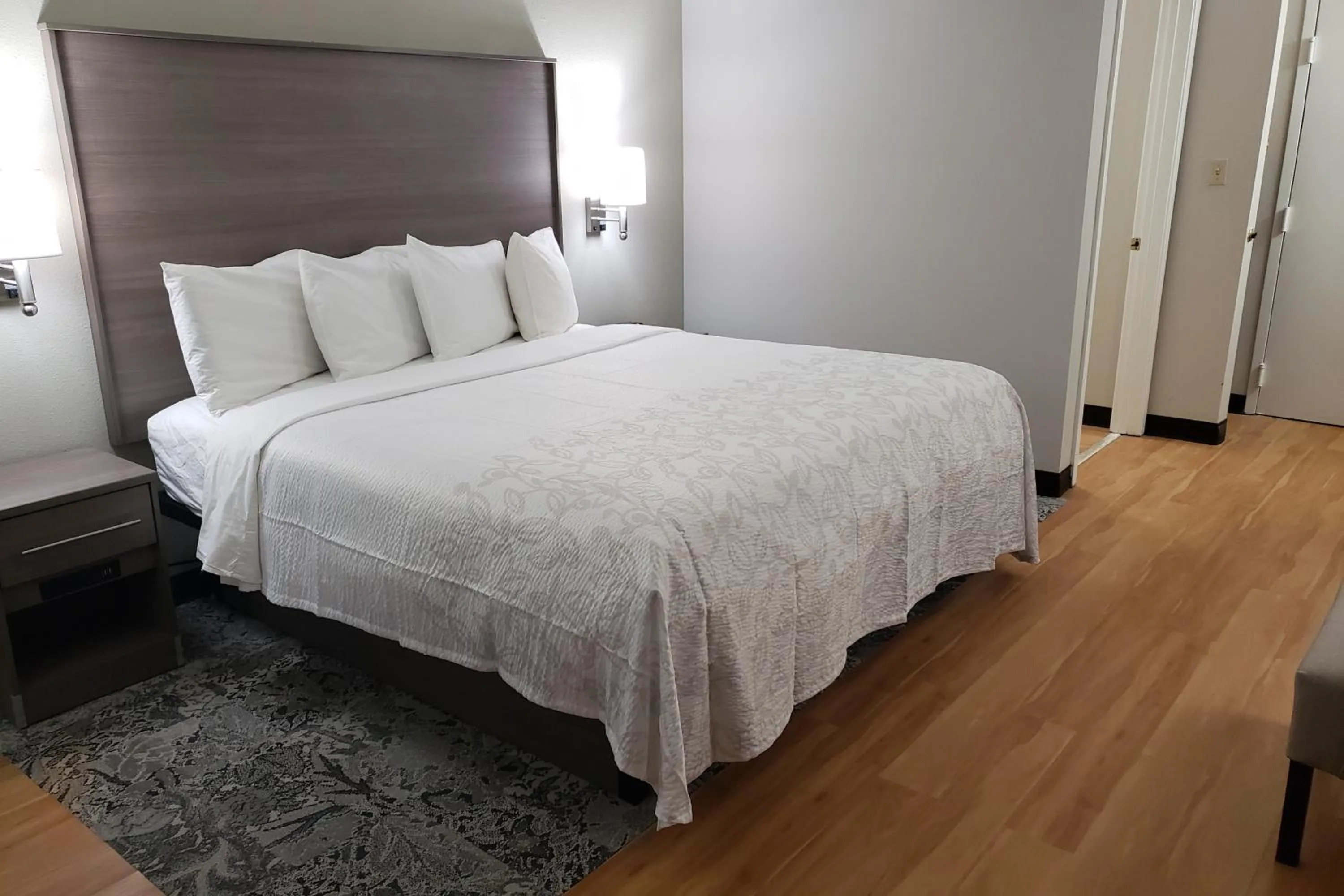 Photo of the whole room, Bed in Red Roof Inn Moss Point