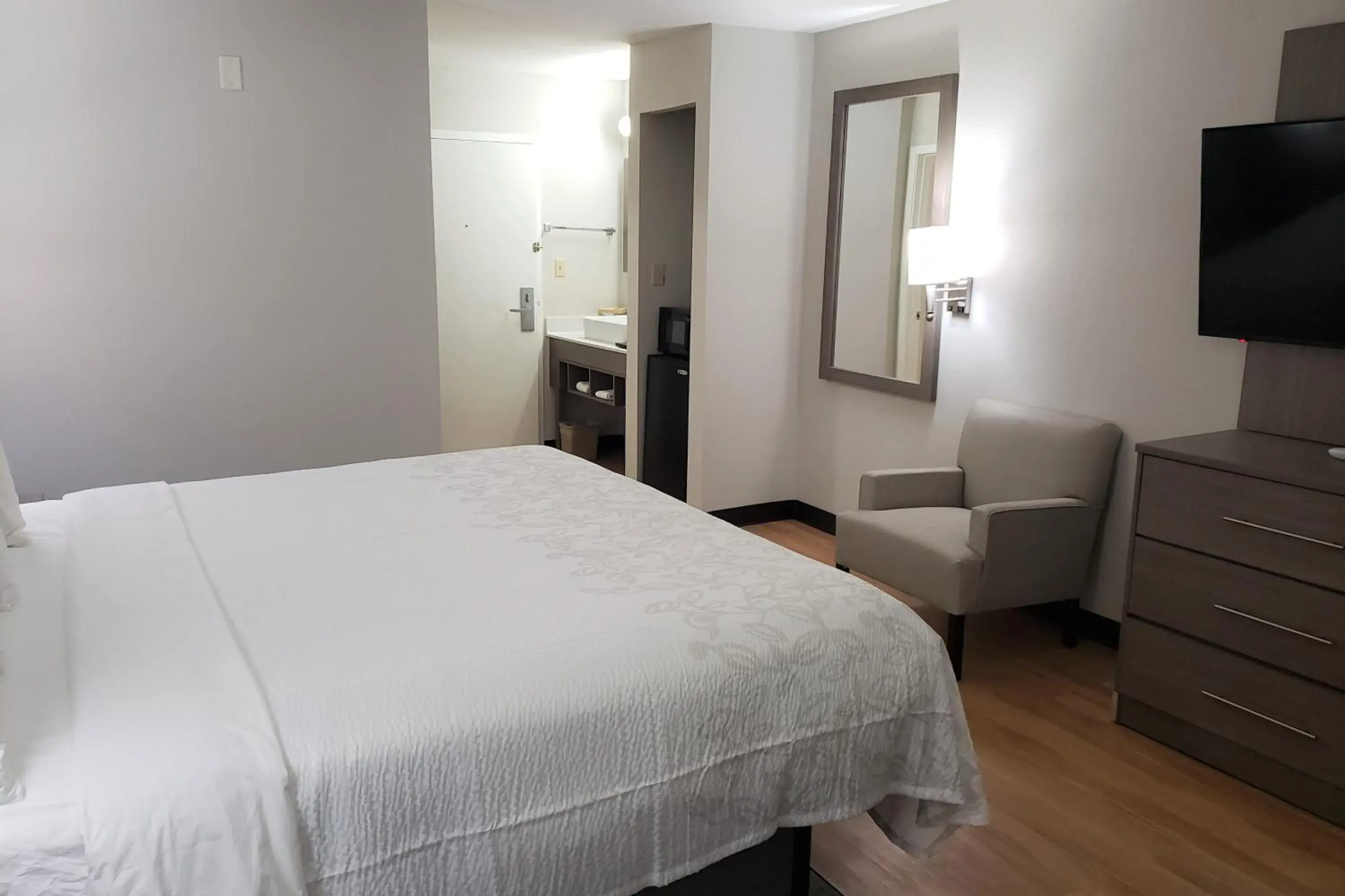 Photo of the whole room, Bed in Red Roof Inn Moss Point Photo of the whole room, Bed in Red Roof Inn Moss Point