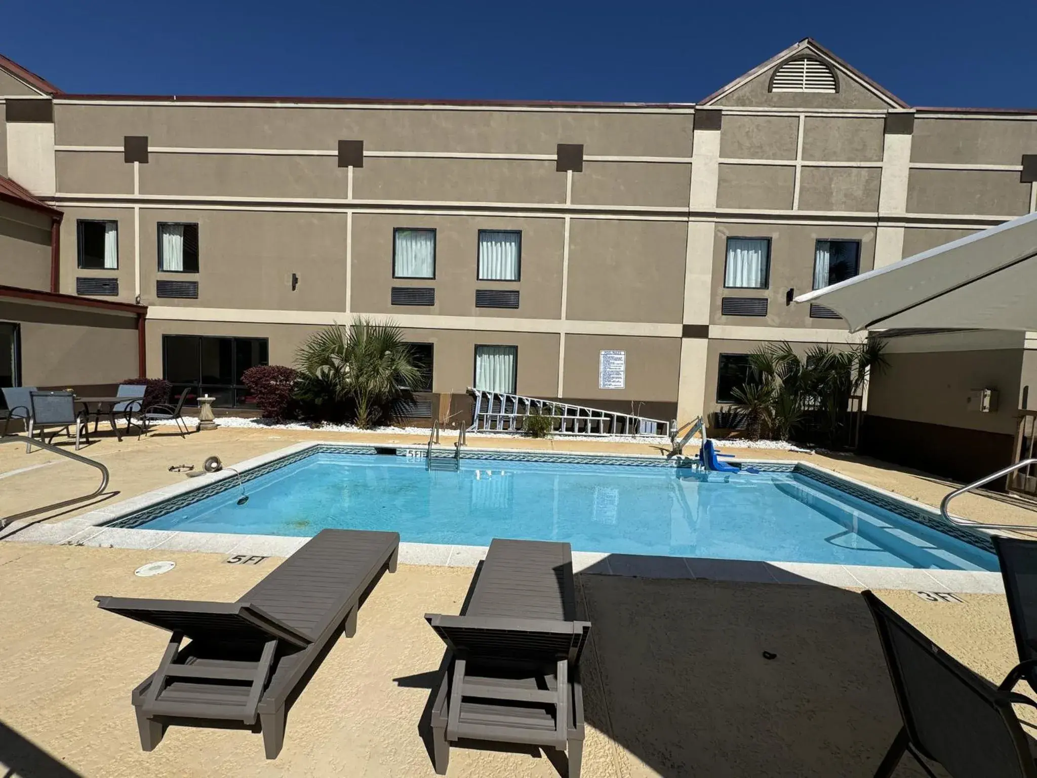 Swimming pool in Red Roof Inn Moss Point Swimming pool in Red Roof Inn Moss Point