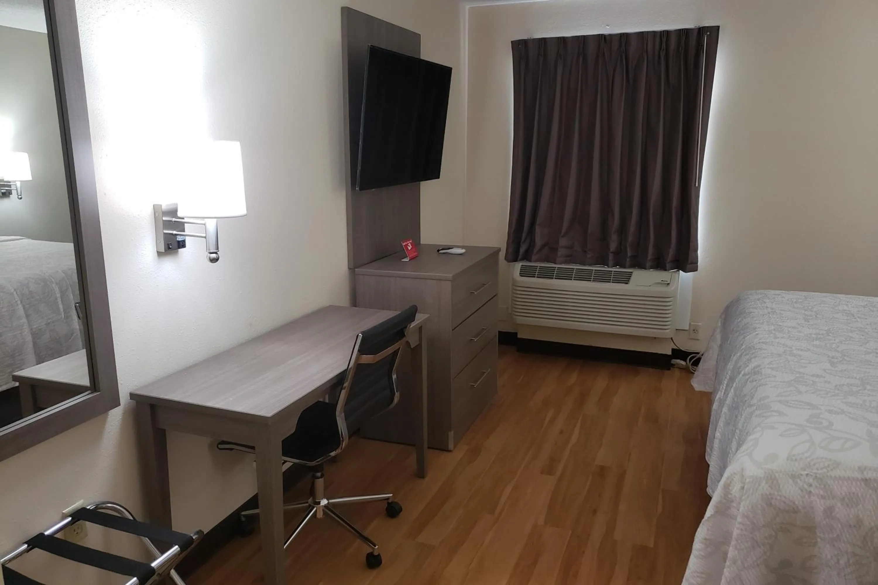 Photo of the whole room, Bed in Red Roof Inn Moss Point