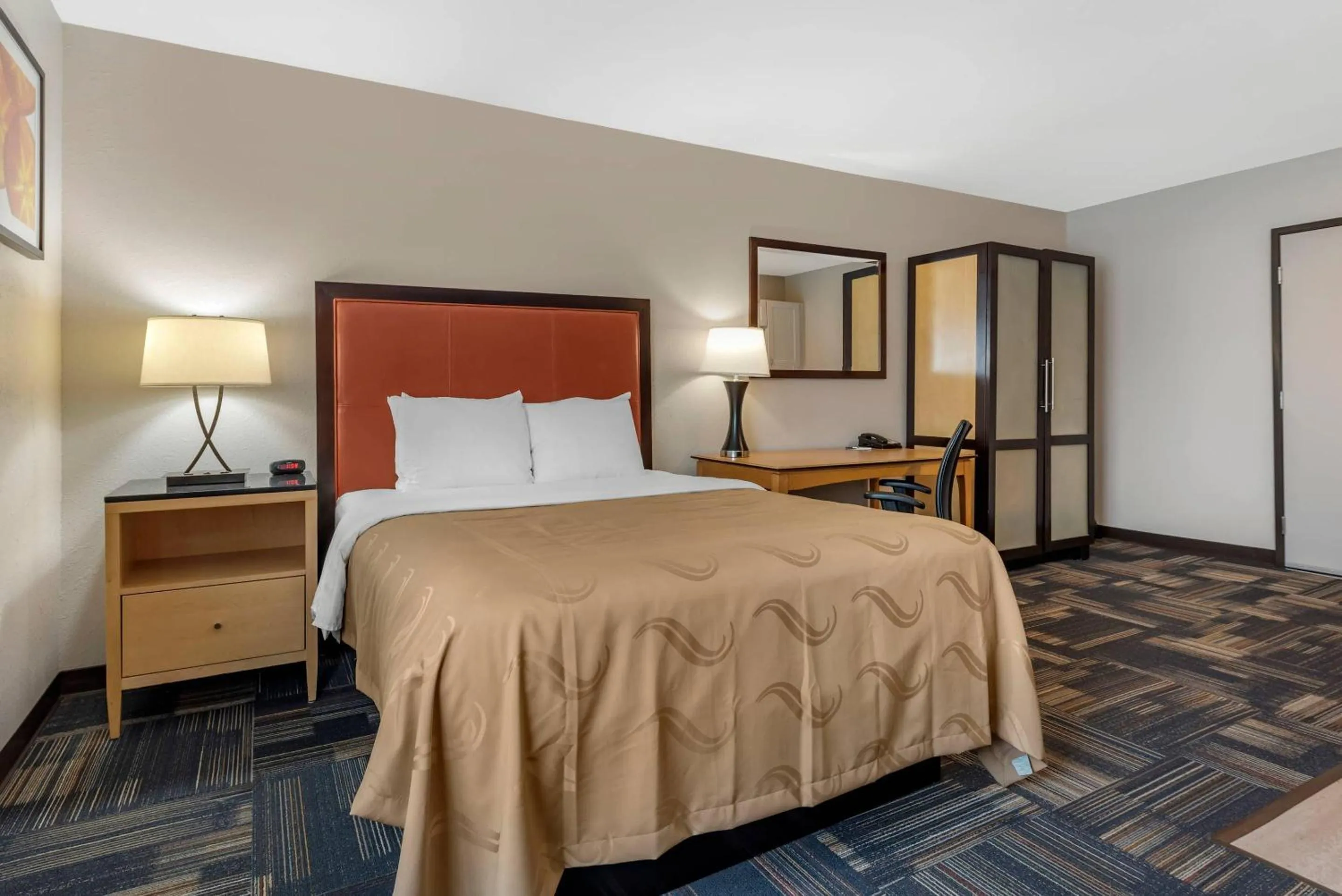 Bedroom, Bed in Quality Inn & Suites Evansville Downtown
