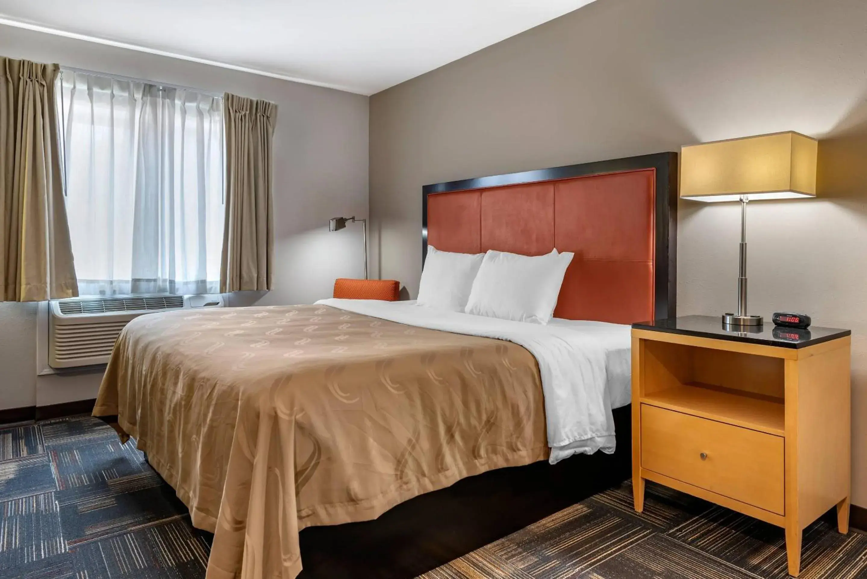 Bedroom in Quality Inn & Suites Evansville Downtown Bedroom in Quality Inn & Suites Evansville Downtown