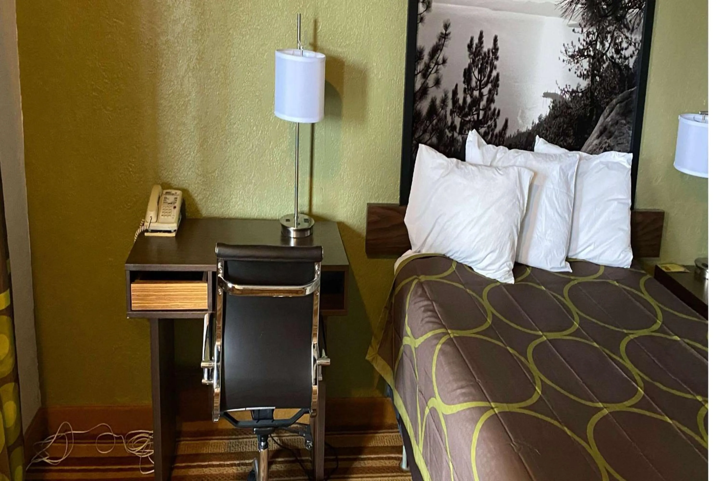 Photo of the whole room, Bed in Super 8 by Wyndham Wells