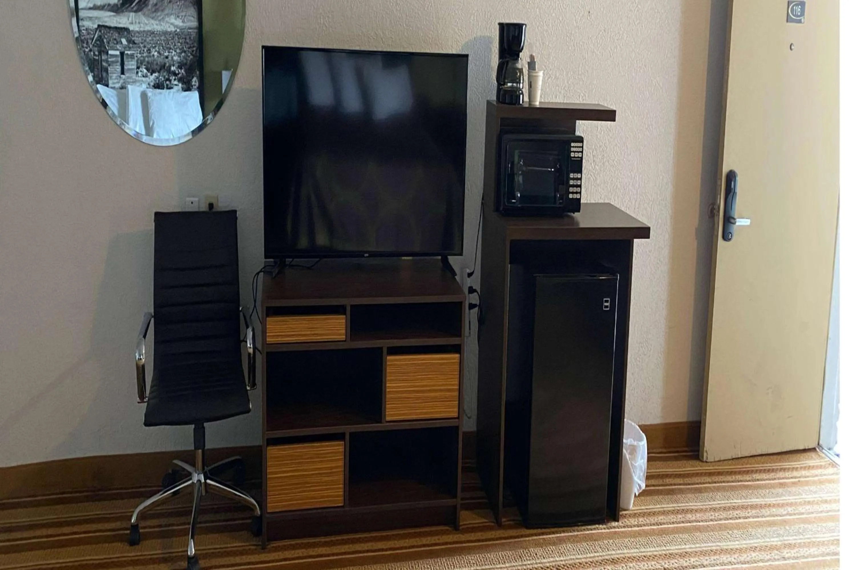 Photo of the whole room in Super 8 by Wyndham Wells