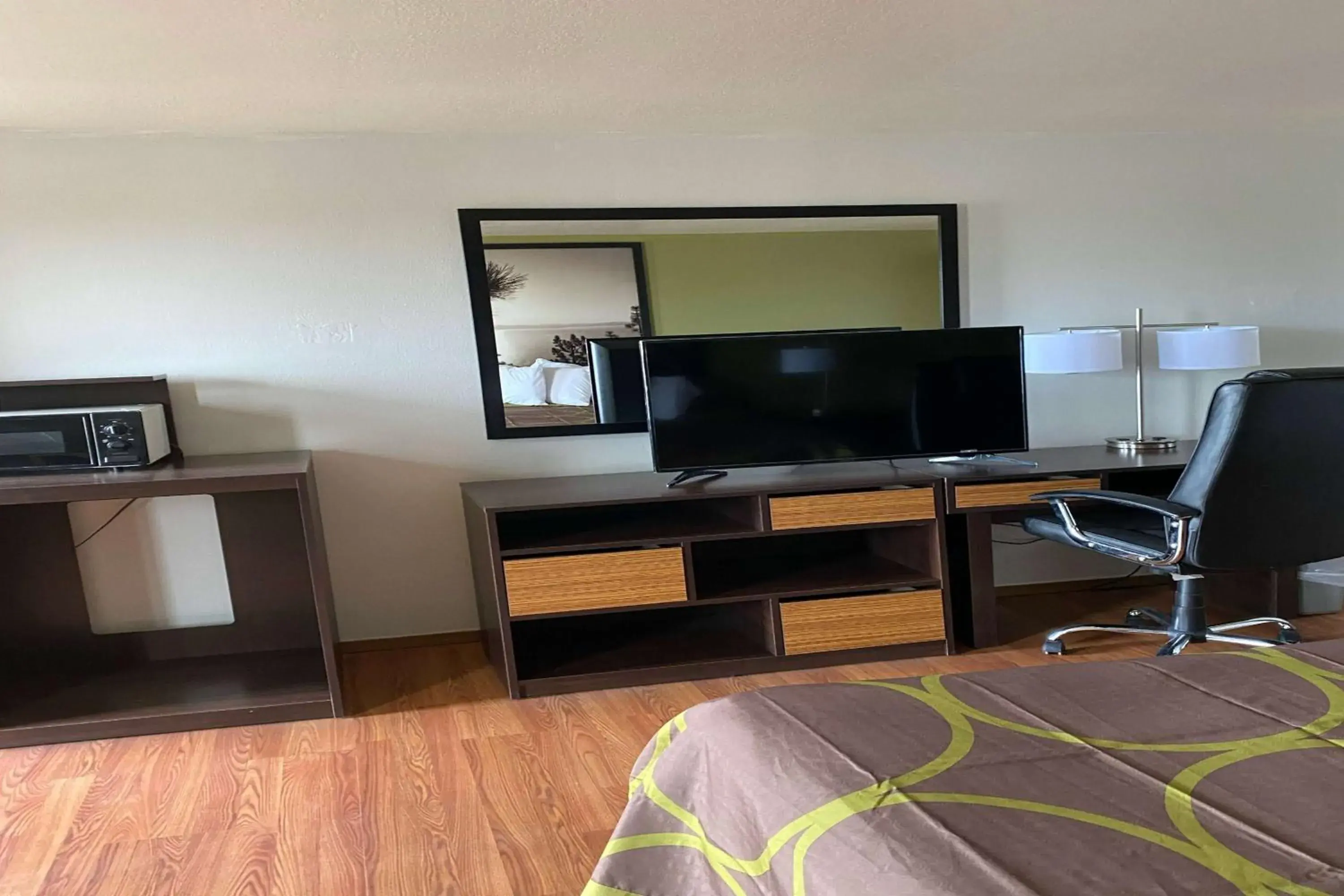 Photo of the whole room in Super 8 by Wyndham Wells Photo of the whole room in Super 8 by Wyndham Wells