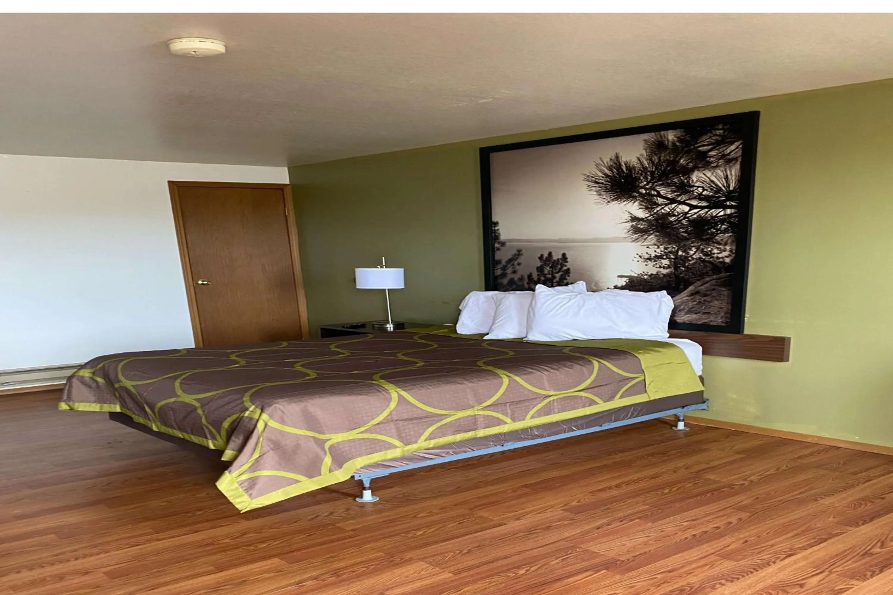 Photo of the whole room, Bed in Super 8 by Wyndham Wells