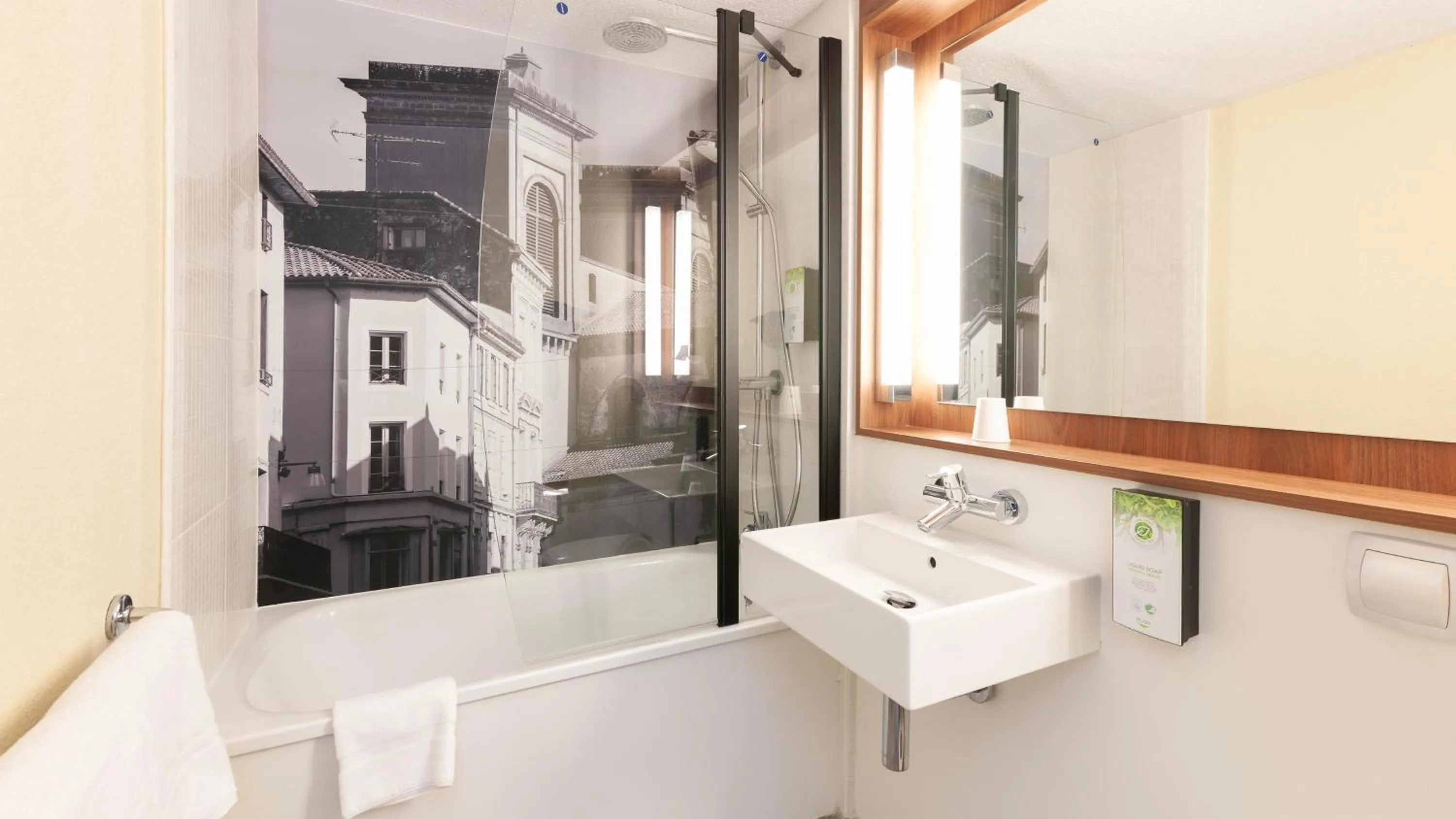 Bathroom in Campanile NATURE - Mont de Marsan