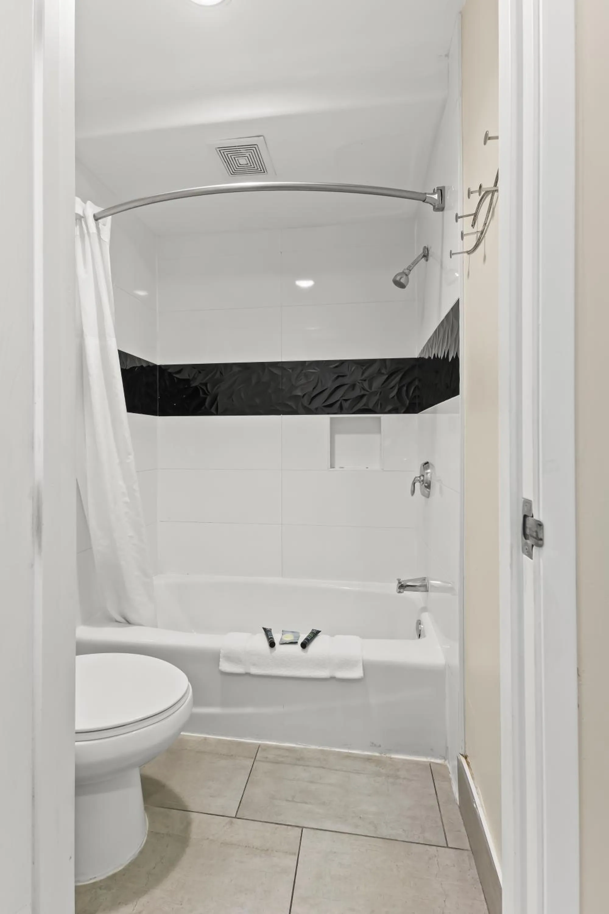 Shower in Los Viajeros Inn