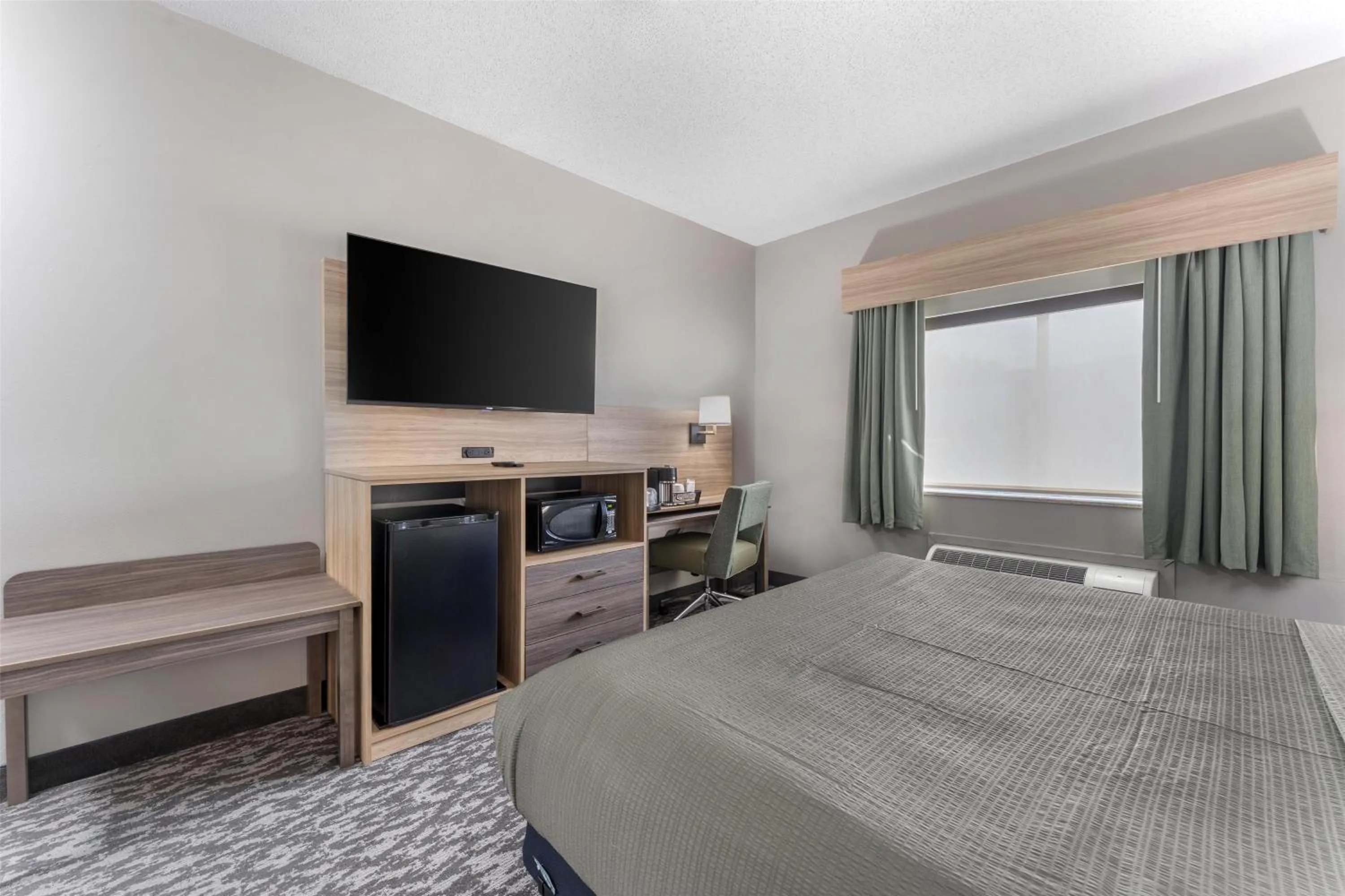 Bedroom, Bed in Best Western PLUS Executive Inn