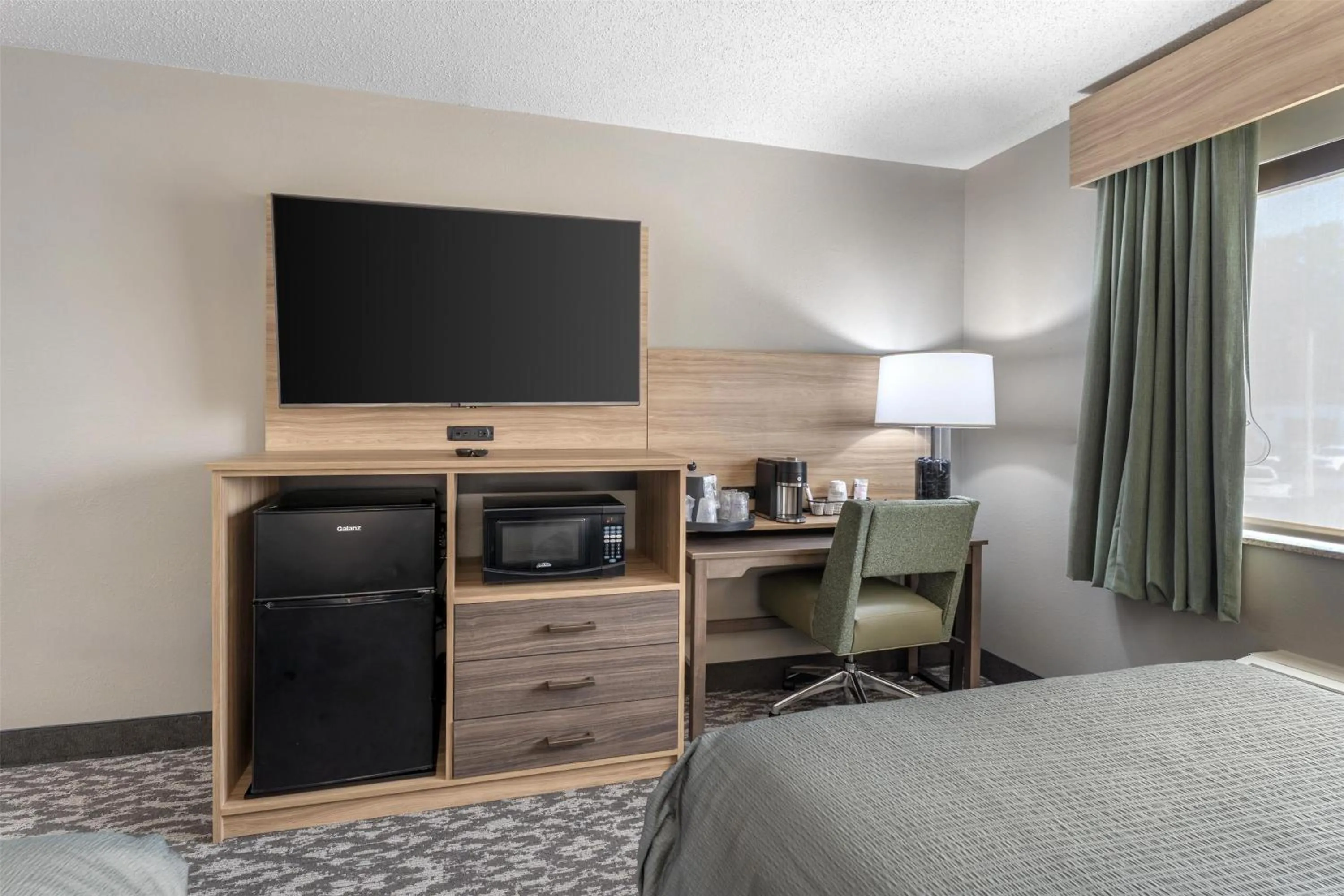 Bedroom, Bed in Best Western PLUS Executive Inn