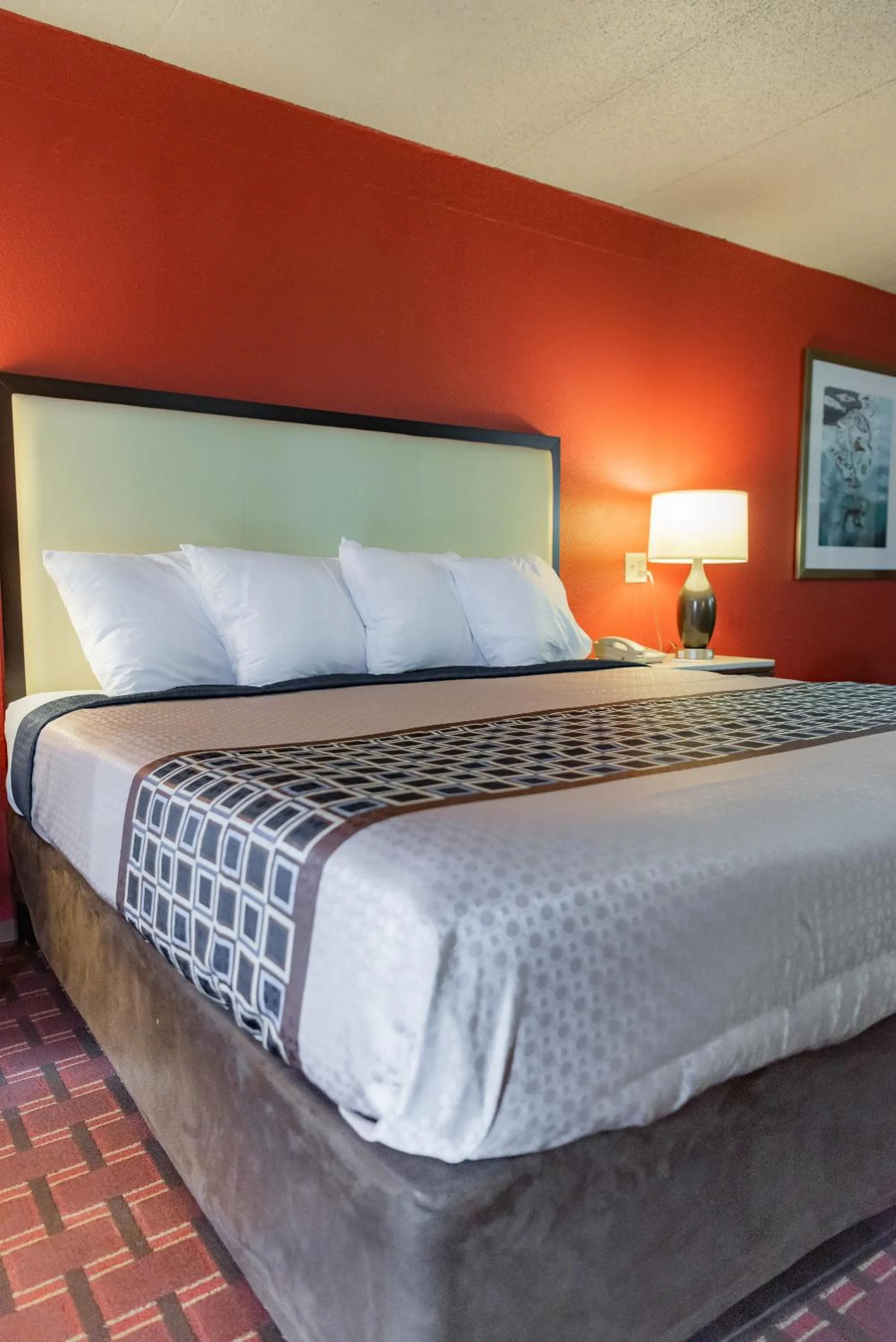 Bed in Spencer Inn & Suites